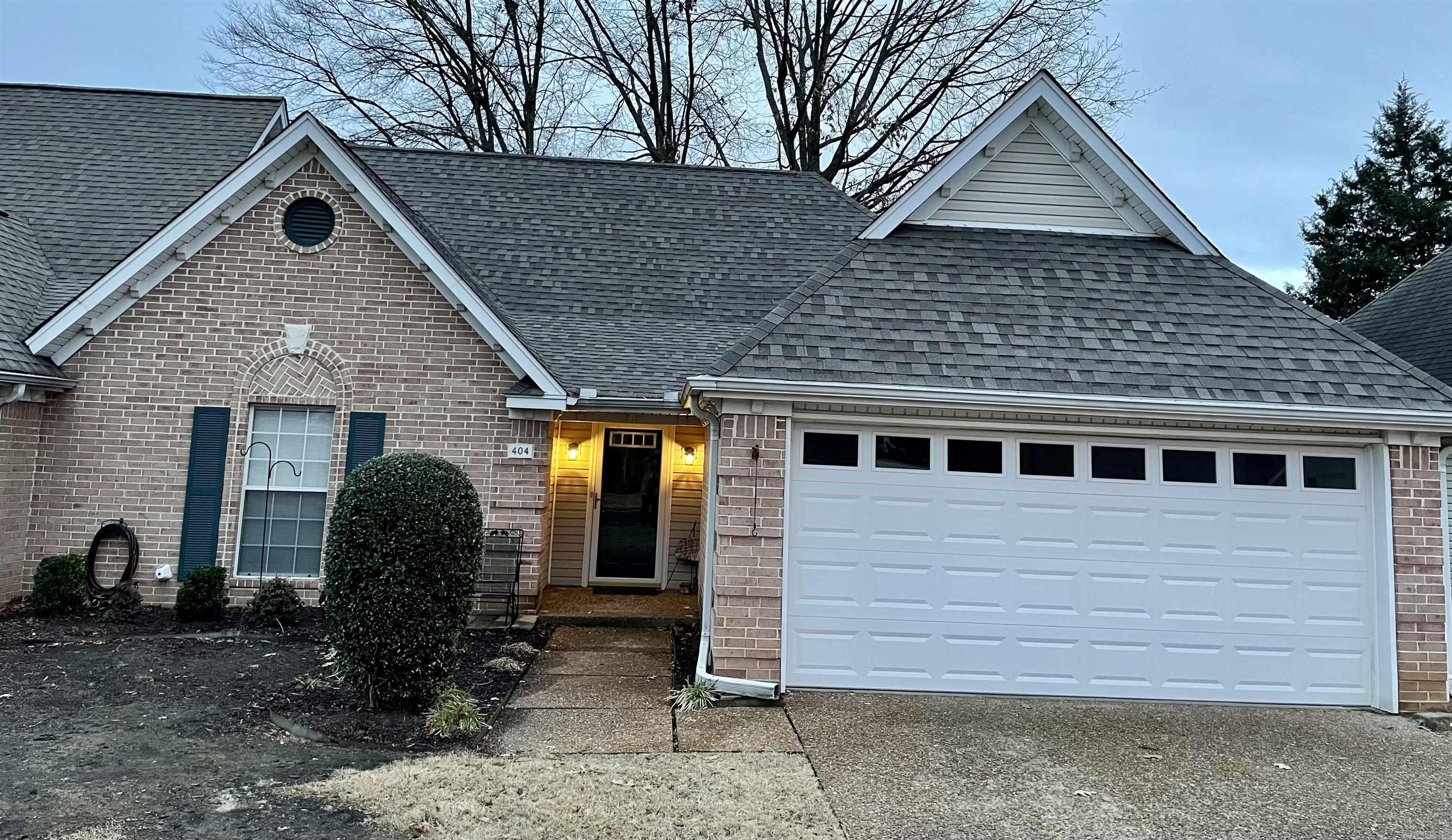Beautiful updated condo located in the prestigious area of Country Squire.