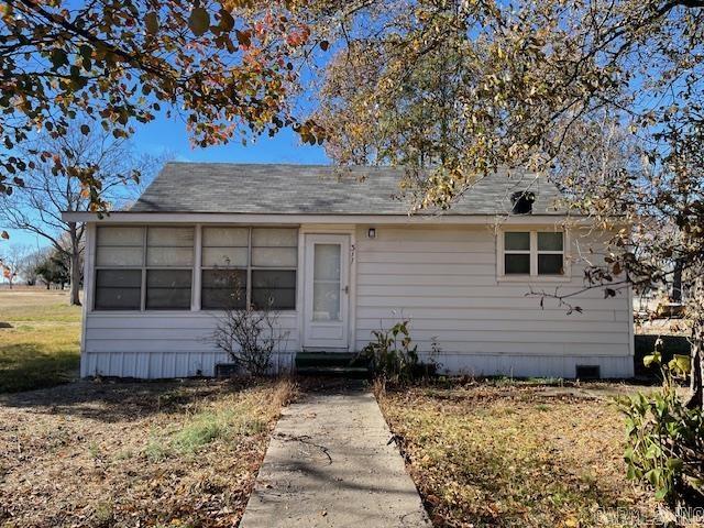 This is a great small home that would make a great small clubhouse for a duck club.  It comes fully furnished and has many possibilities.  Call to make it yours