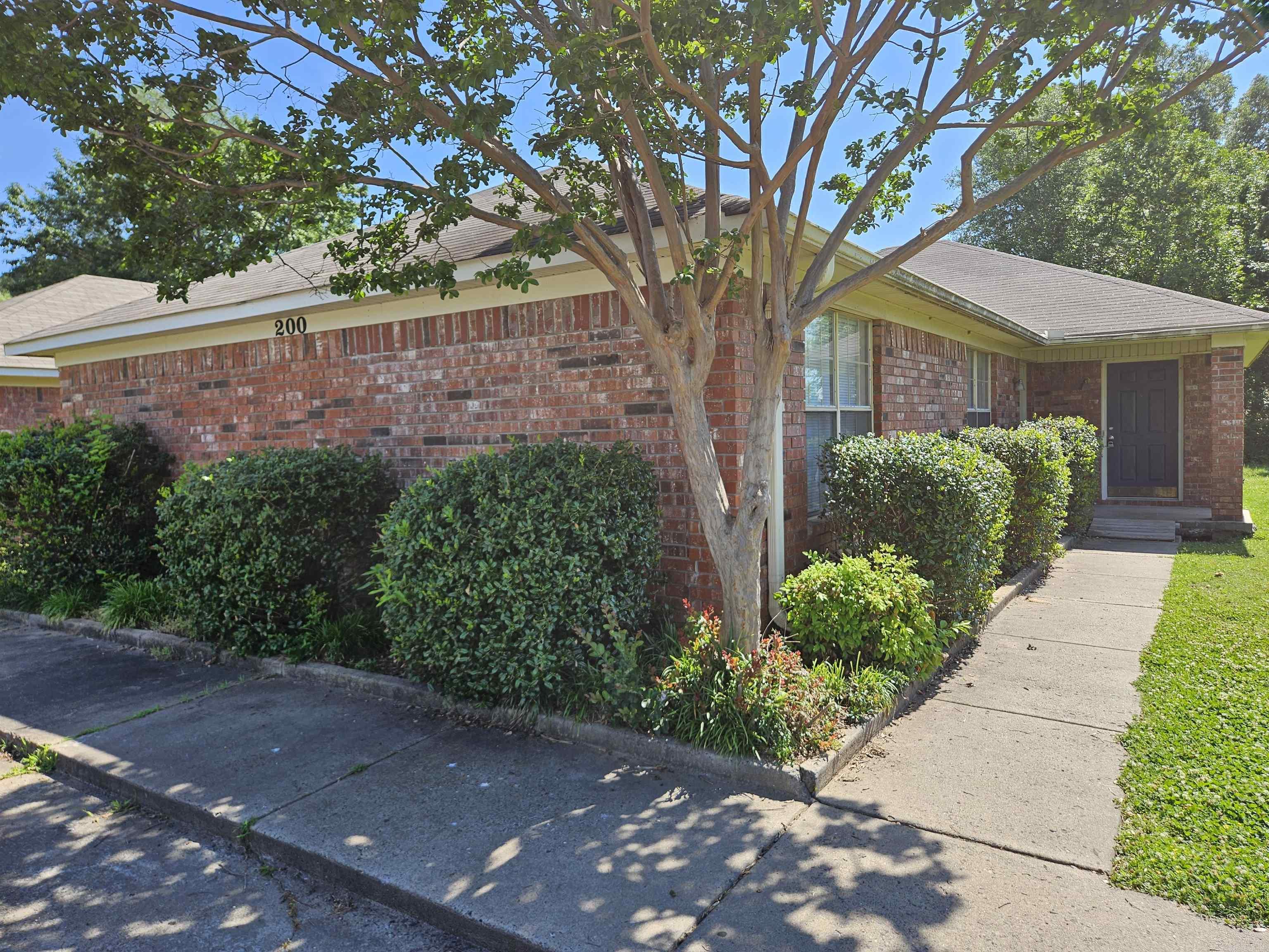 Great 2BD/1BA duplex in Conway that is in walking distance to UCA and CBC. All appliances included! Close to shopping, dining, and much more! There is a 25 lbs weight limit for pets unless they are a registered service animal. This property is managed by Hoffman Team so beware of scammers - we will never ask you to Cashapp us money. The lease for this property is for 18 months to 2 years with a 3% increase after the first year. Income must be 3x the amount of rent. Deposit, first month’s rent, and the $50 administration fee due before move in. This property does not accept section 8.