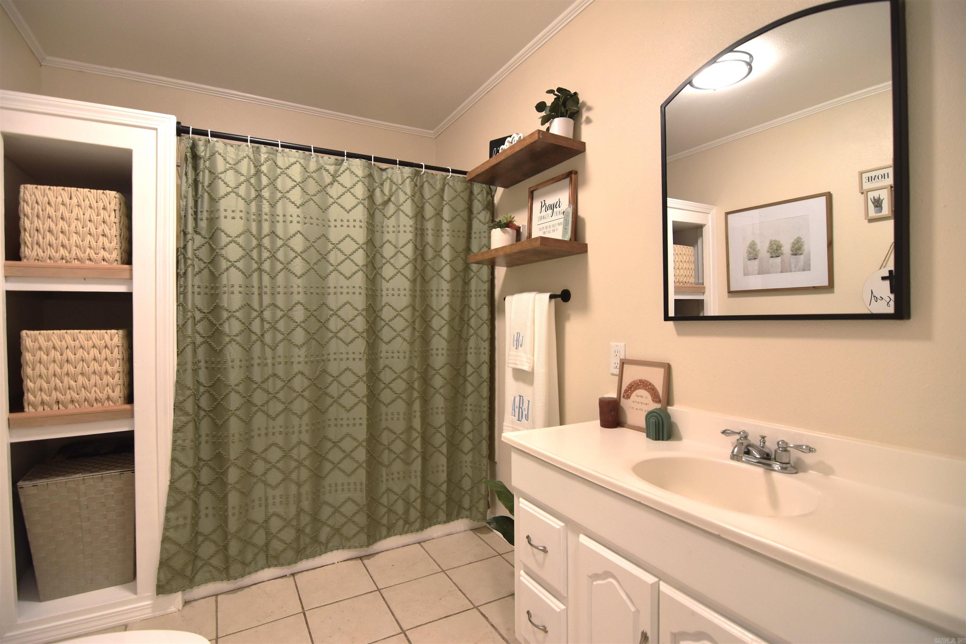 EARLS LAKESIDE - Residential