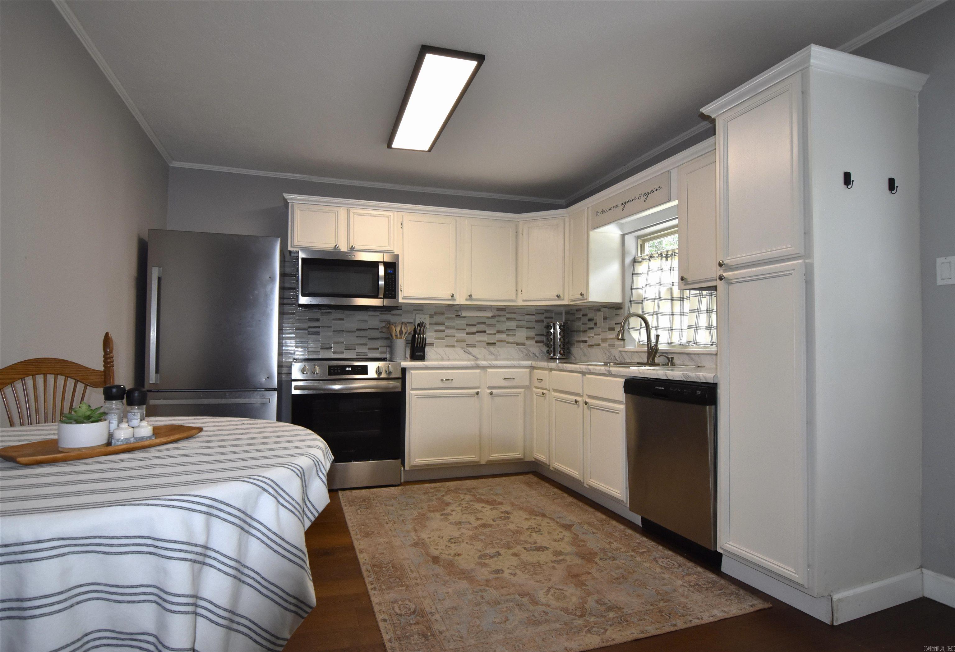 EARLS LAKESIDE - Residential