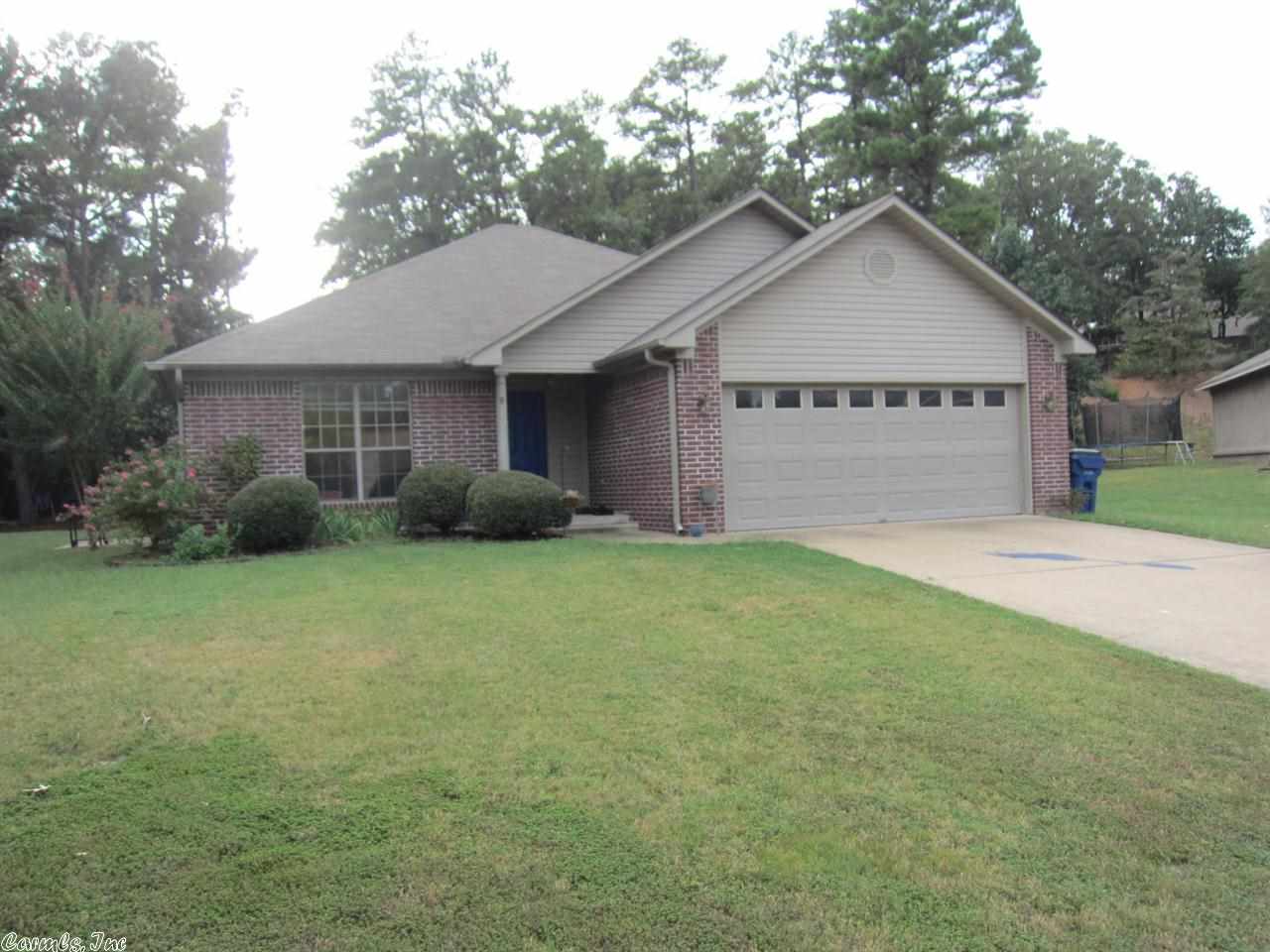 Friendly Cul-De-Sac.  Great for children playing.  Close to Lake Willistein and Community center.  Living room with Tray Ceiling.  Master bedroom with two walk-in closets.