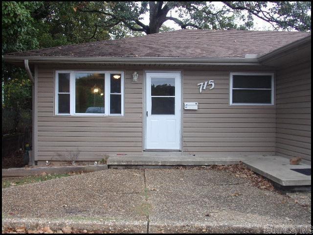 *NORTH LITTLE ROCK* CUTE DUPLEX IN PARK HILL!! Perfect Park Hill Location!! This 2 Bed and 1 Bath Unit Features Almost 850 Square Feet Of Living Space! Range, Refrigerator, And Dishwasher Included In The Kitchen With Eat-In Dinging Area! Washer/Dryer Combo Included As-Is! Fenced Backyard! Pad For Parking! PET FRIENDLY!! AVAILABLE MID TO LATE JULY 2026!!