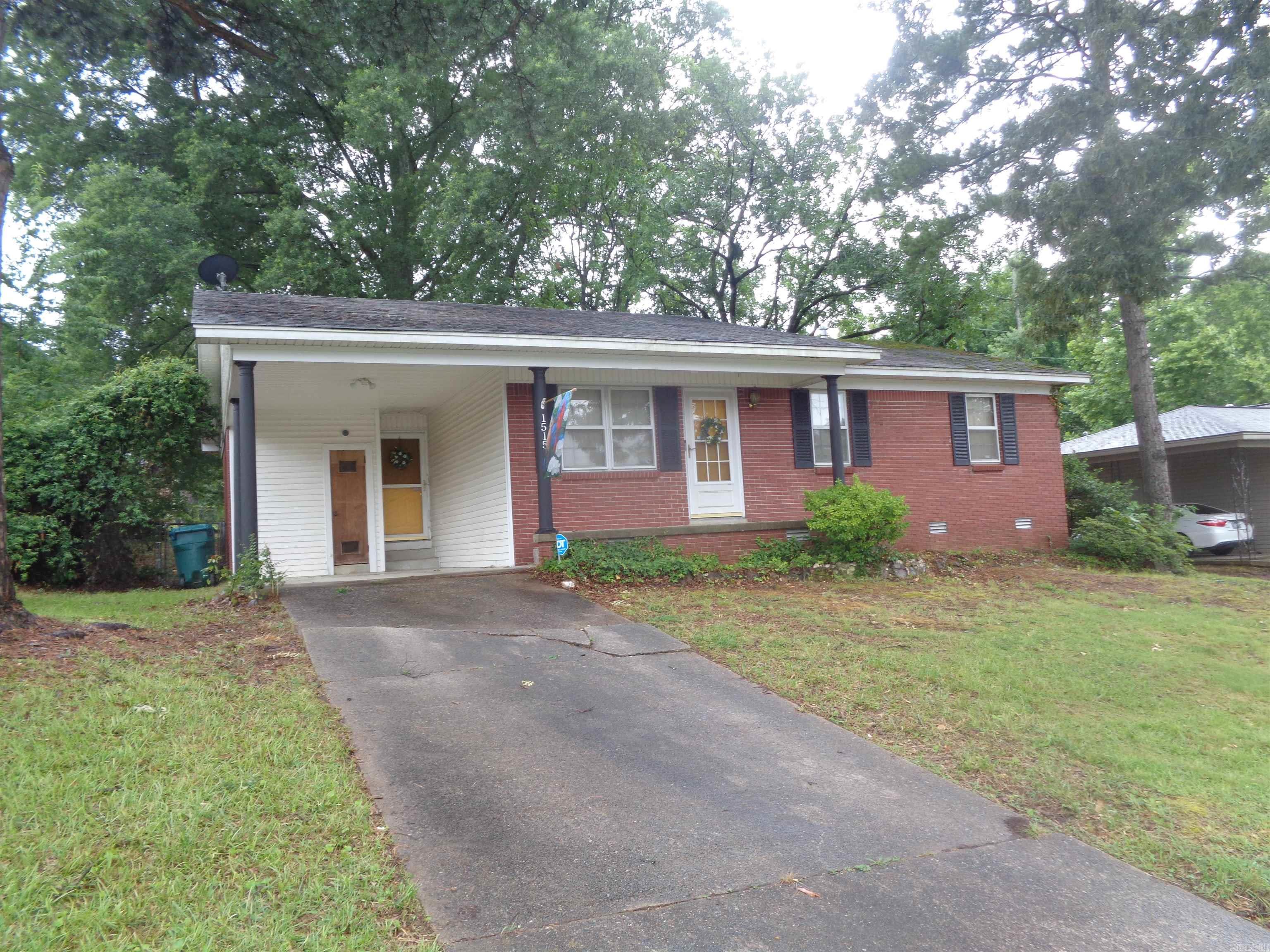 Spacious 3-bedroom house within walking distance from Baptist Hospital and moments driving distance from 1-630, schools, restaurants and shopping locations. No PETS or Animals allowed! No Housing Tenants will be considered.