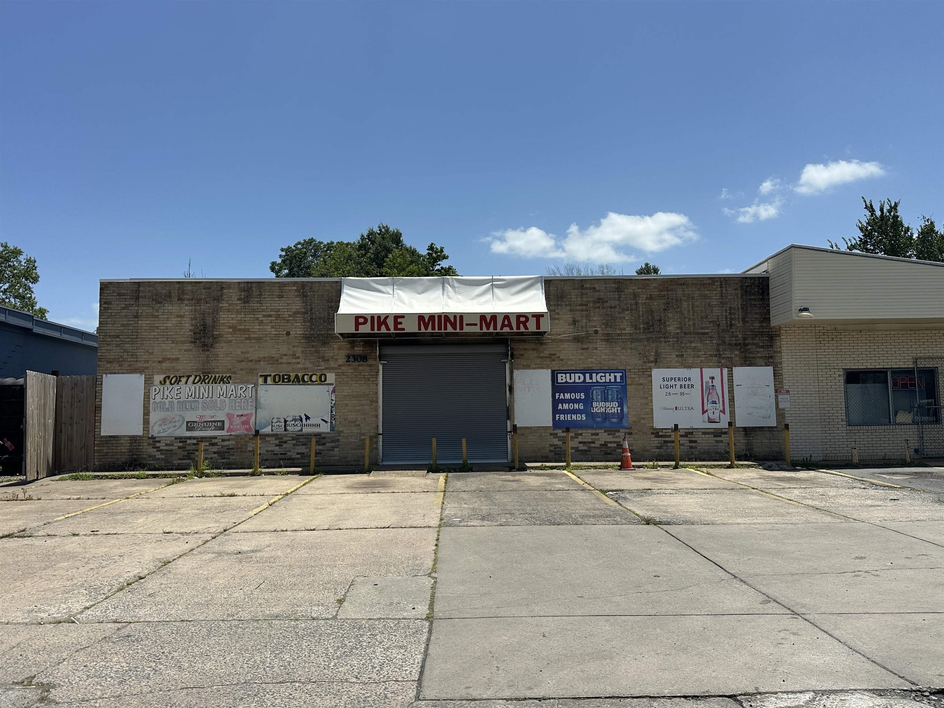 Currently a convenience store without fuel, this 3,672 square feet building has unlimited commerical potential!