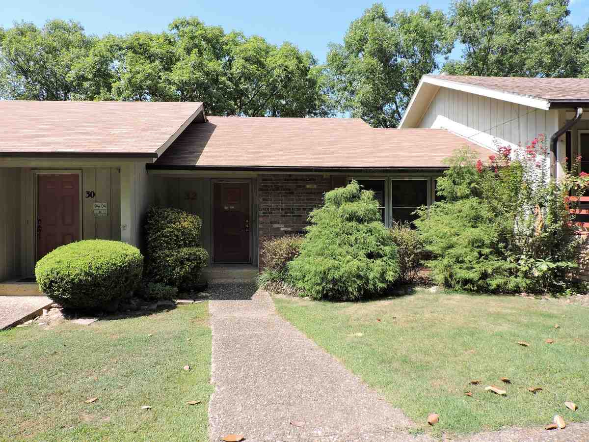 Brand new roof and deck to one level frame traditional style townhouse with level entry. Conveniently located within the beautiful gated community of Hot Springs Village. Home features 1 bedroom and 1 full bathroom, central heat, central cool, open porch, rear deck and parking pads. Formal living room, kitchen, dining, bedroom and 1 full bathroom on level entry. Lower level features 2 bedrooms, 1 full bathroom, utility room and patio with an additional 804 sq. ft. (See Agent Remarks)