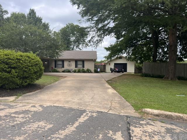 Located on the Westside of Jonesboro, 1728 Westwood is in a cul-de-sac. 1829 Square feet of living space. This property is now active in an online auction. All offers must be submitted through the property's listing page on www.auction.com. The sale will be subject to a 5% buyer's premium pursuant to the Auction Terms and Conditions (minimums may apply). All auction bids will be processed subject to seller approval.