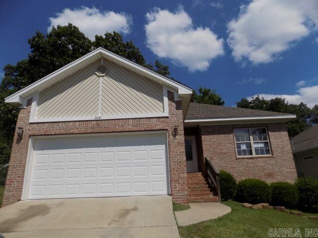 Nice home in the heart of West Little Rock close to Baptist Hospital.  It features some new stainless steel appliances, new carpet and paint throughout, new counter-top in master bath, new garage door, motor, and track.  Within close proximity to restaurants, schools, churches, retail, and the interstate. Sqft approximate measuring is strongly encouraged. **Please see agent remarks**