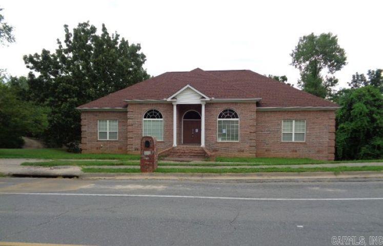 Brick split to the rear home on corner of Calico Creek Dr and North Hills. Three Car end load garage. Circular driveway in front. Large deck and patio overlooking private backyard. This property is now active in an online auction. All offers must be submitted through the property's listing page on www.auction.com. The sale will be subject to a 5% buyer's premium pursuant to the Auction Terms and Conditions (minimums may apply). All auction bids will be processed subject to seller approval. Purchasers may use any lender they choose to finance the purchase of the property, however, Seller requires that all non-cash offers be pre-qualified by NewRez prior to negotiation of the offer. Please contact Dawn Monks Hoffmeister at 469-630-8184 or email Dawn.Monkshoffmeister@newrez.com.