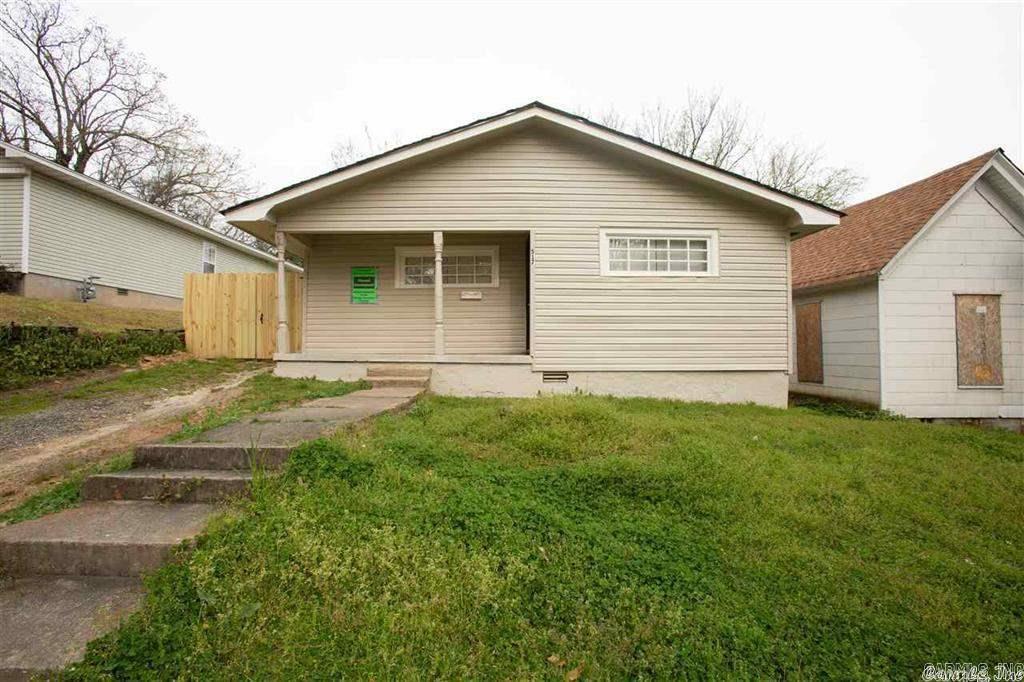 Cute 1 bedroom, 1 bath in the Capitol View conveniently located by UAMS with easy access to downtown and the interstate. Our leases are for 18 months and income has to be three times the amount of rent unless you have a housing voucher.