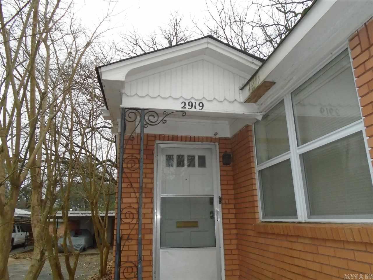 Spacious 2 bedroom 1 bath duplex, close to shopping and dinning. Easy access to 630 and minutes away from ULAR University.