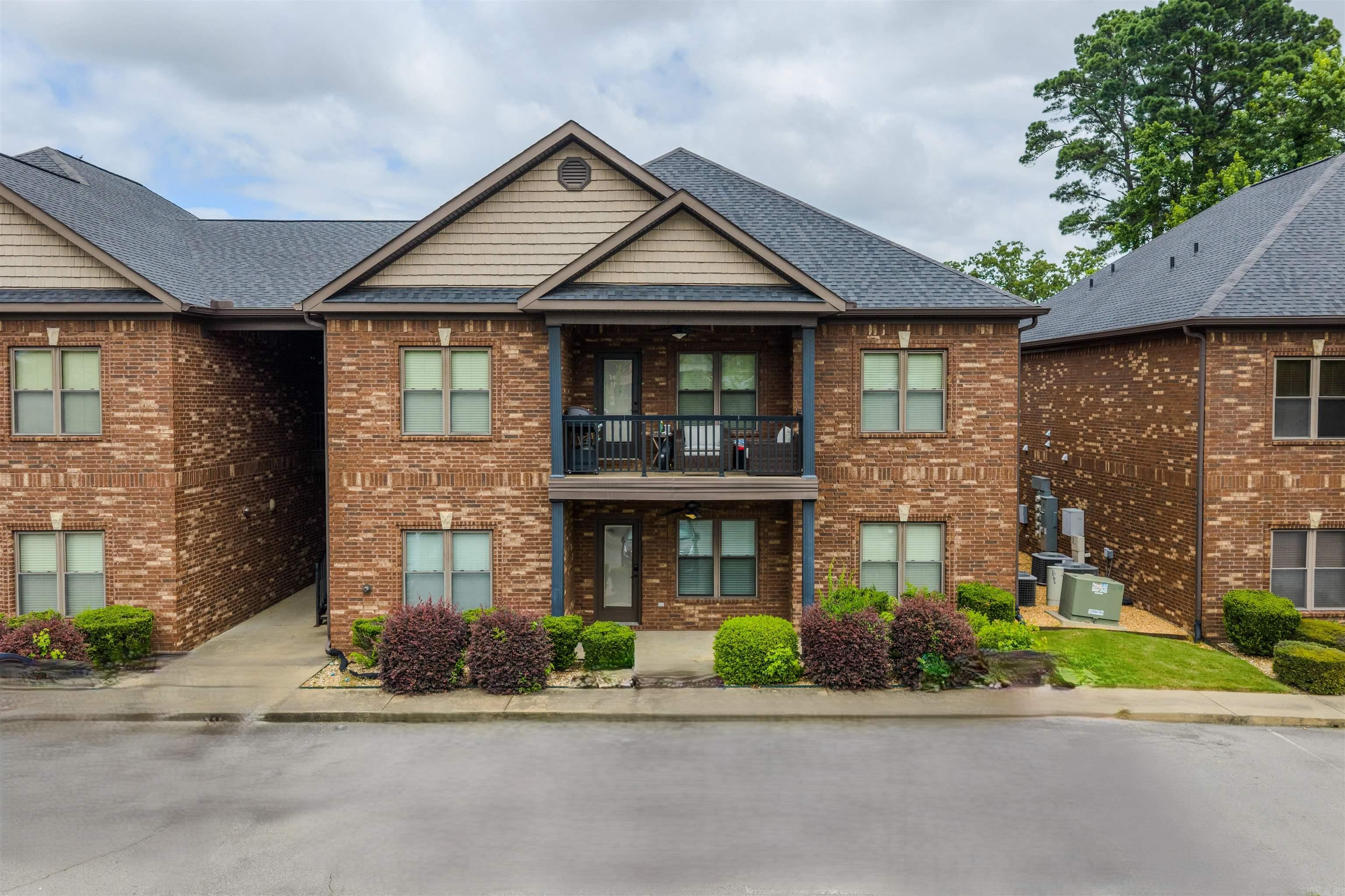 Close to shopping, hospital, schools and restaurants 2bed 2bath, granite countertops, washer and dryer, refrigerator. balcony or patio.