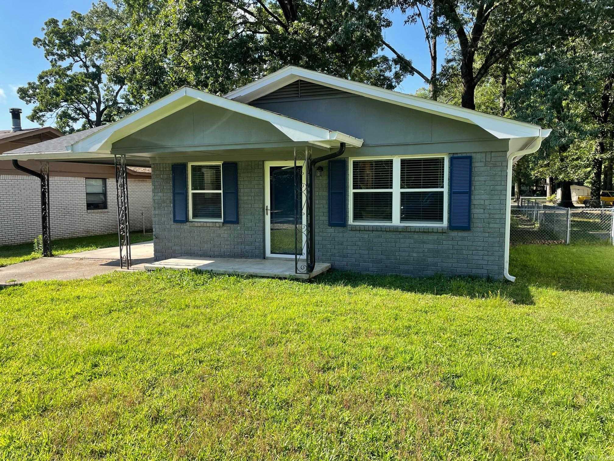 Cute house in Bryant School District! New Floors, New Kitchen!