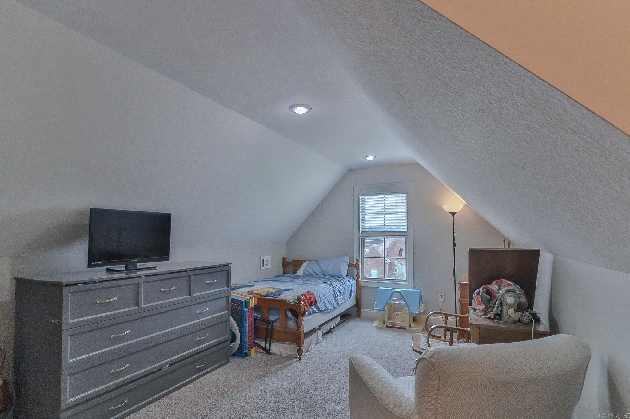 TWIN OAKS - Residential