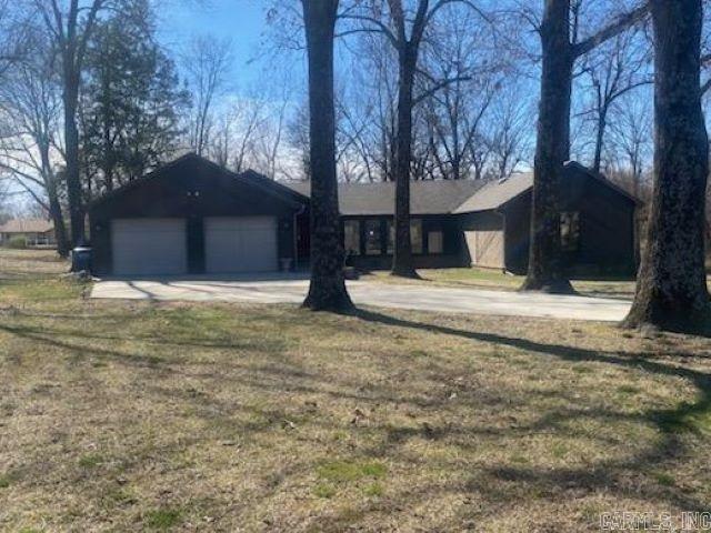 4 bed/2.5 bath home inside the city limits of Mtn. Home, AR.