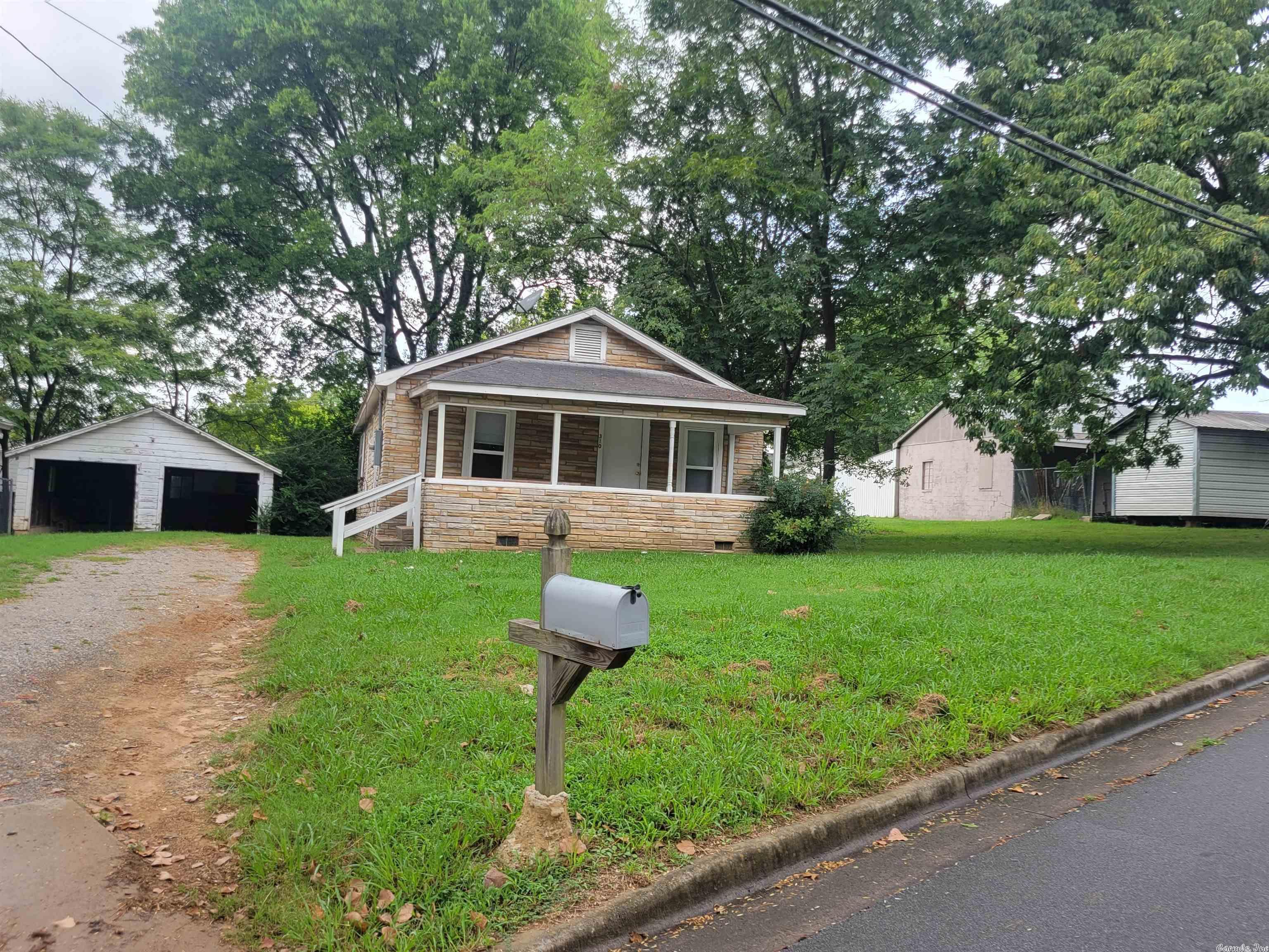 Available for rent: 2 bedroom 1 bath house available. Lease terms $550 security deposit, $50 application fee. Contact Century 21 Prestige Realty and apply online at c21prjxrentals.com Office Hours: Monday through Friday 8:30am-5:00pm.
