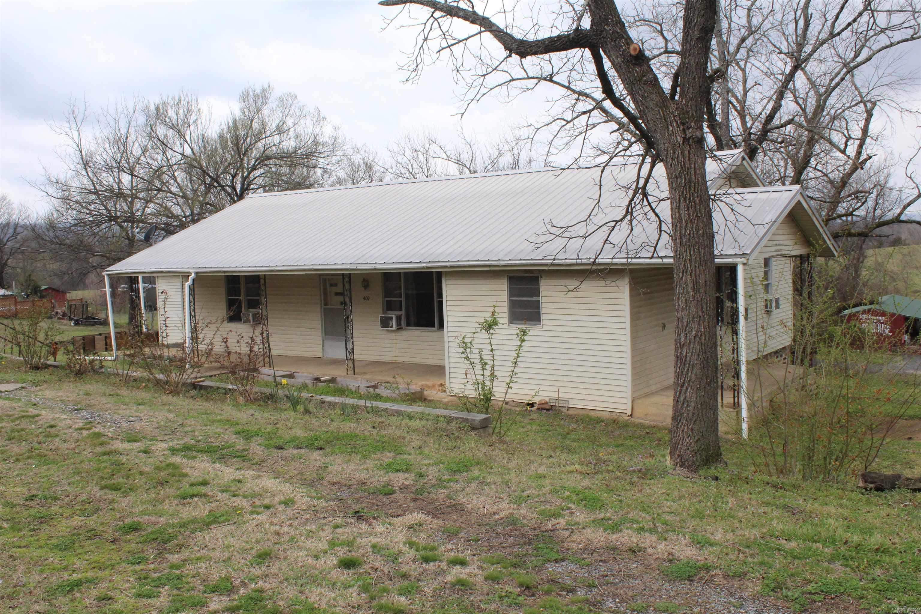 3-bedroom, 2-bath fixer upper can be made into what your heart desires or turn it into investment property. Home offers an open kitchen with eat-in dinning, spacious living room, and an extra room that can serve as an office or hobby room or even a 4th bedroom. Located just off the square makes it convenient for shopping, schools and other conveniences you might need.  A little love will bring this one back to life.