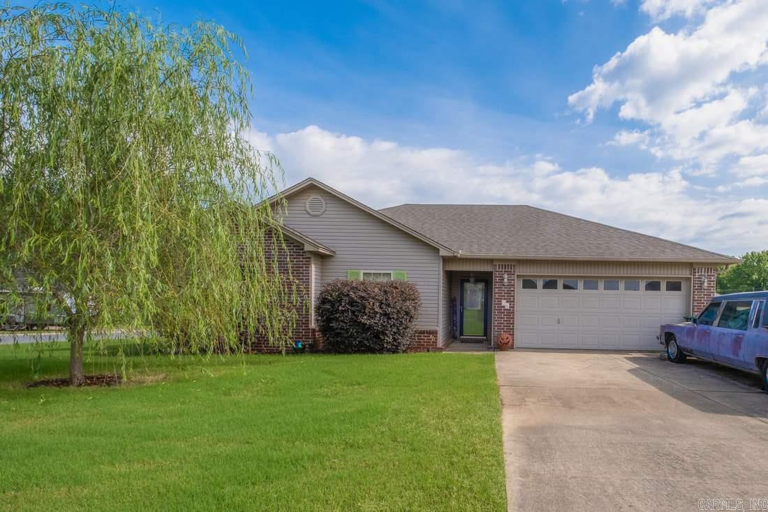 Great 3 bedroom 2 bathroom, on a corner lot in the sought after Cabot school district, 2 car garage, with completely fenced in yard, great sized new deck with the decking overlay.  Large kitchen with huge pantry and eat in kitchen area, washer and dryer are right off of kitchen so multitasking will be easy!  Living room has trey ceiling fireplace with access to deck.  New AC &New hot water heater!  Storm shelter is a plus too!  Don't miss out on this, call today!