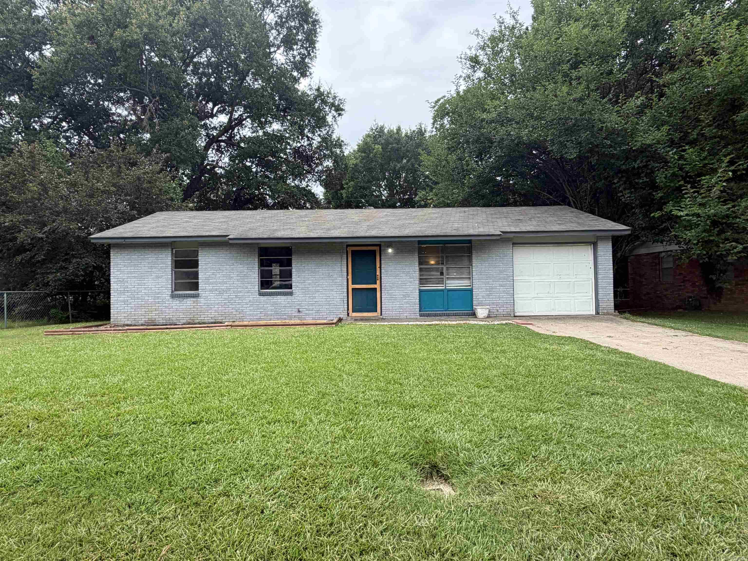 Great opportunity for a first-time homebuyer or investor! This 3-bedroom, 1.5-bath home offers a functional layout, a fenced backyard, and plenty of potential to make it your own. Conveniently located and ready for its next owner—schedule your showing today!