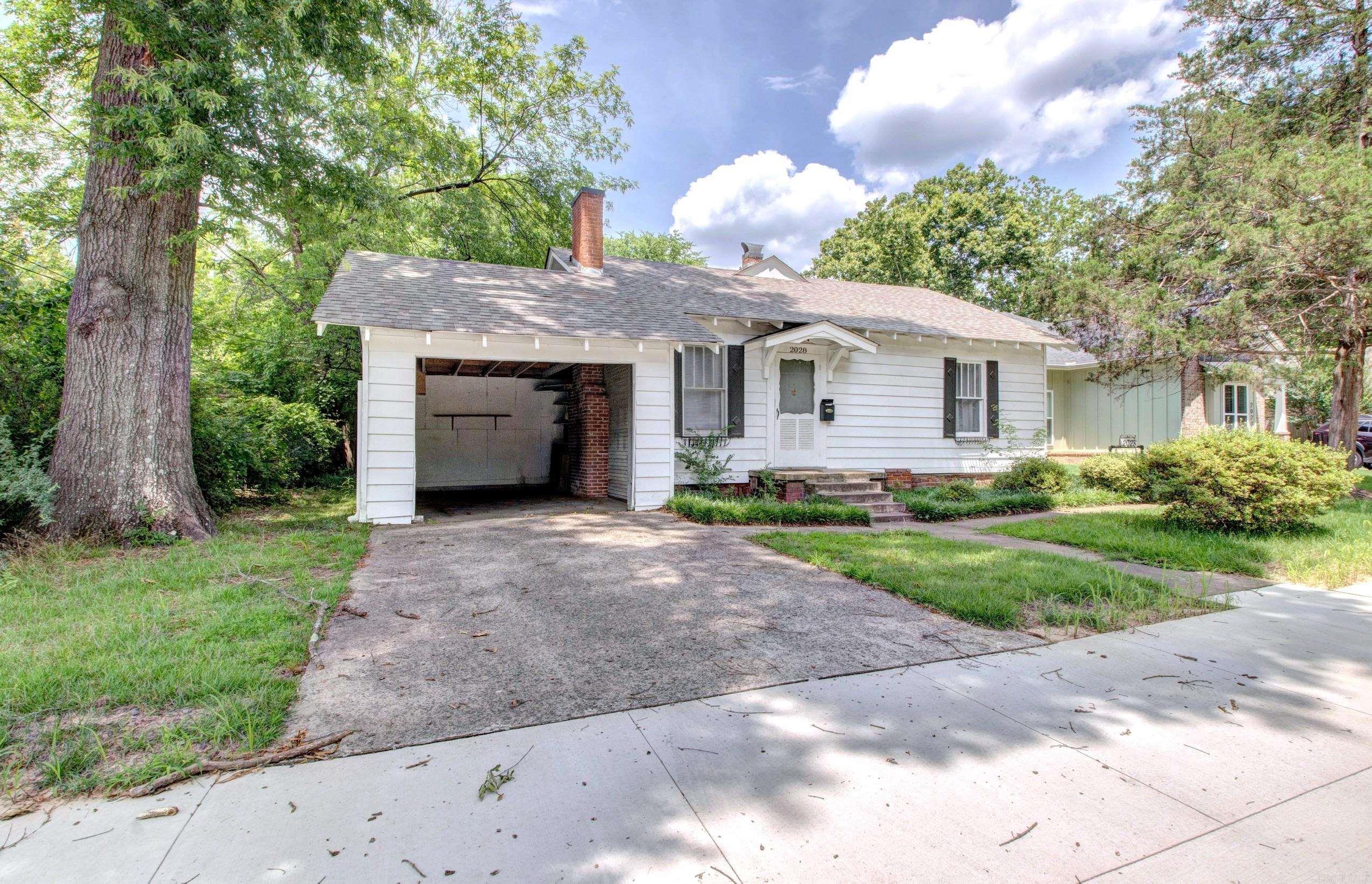 Great 3bed 1bath home in Old Conway on a tree shaded lot. Home was renovated in 2022 and all new LVP added in 2024. Would make a great rental or personal home.