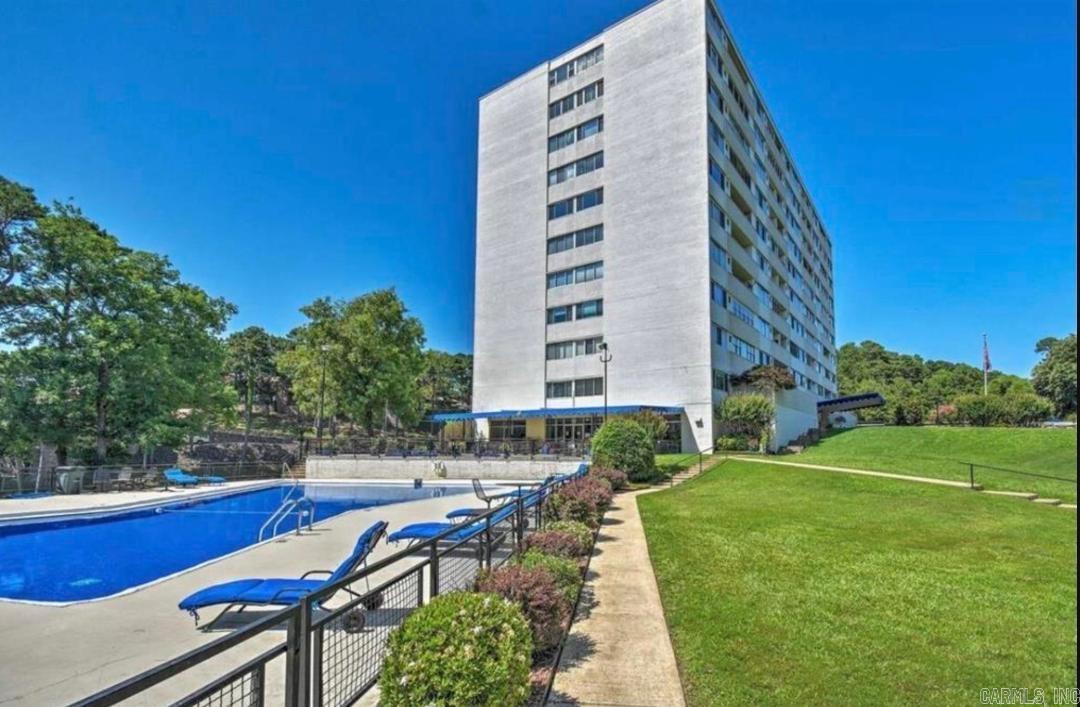This unit has stunning lake views, resort style amenities include a huge pool, tennis courts, party room, covered parking, elevators and secure entry. Nightly rentals are allowed.