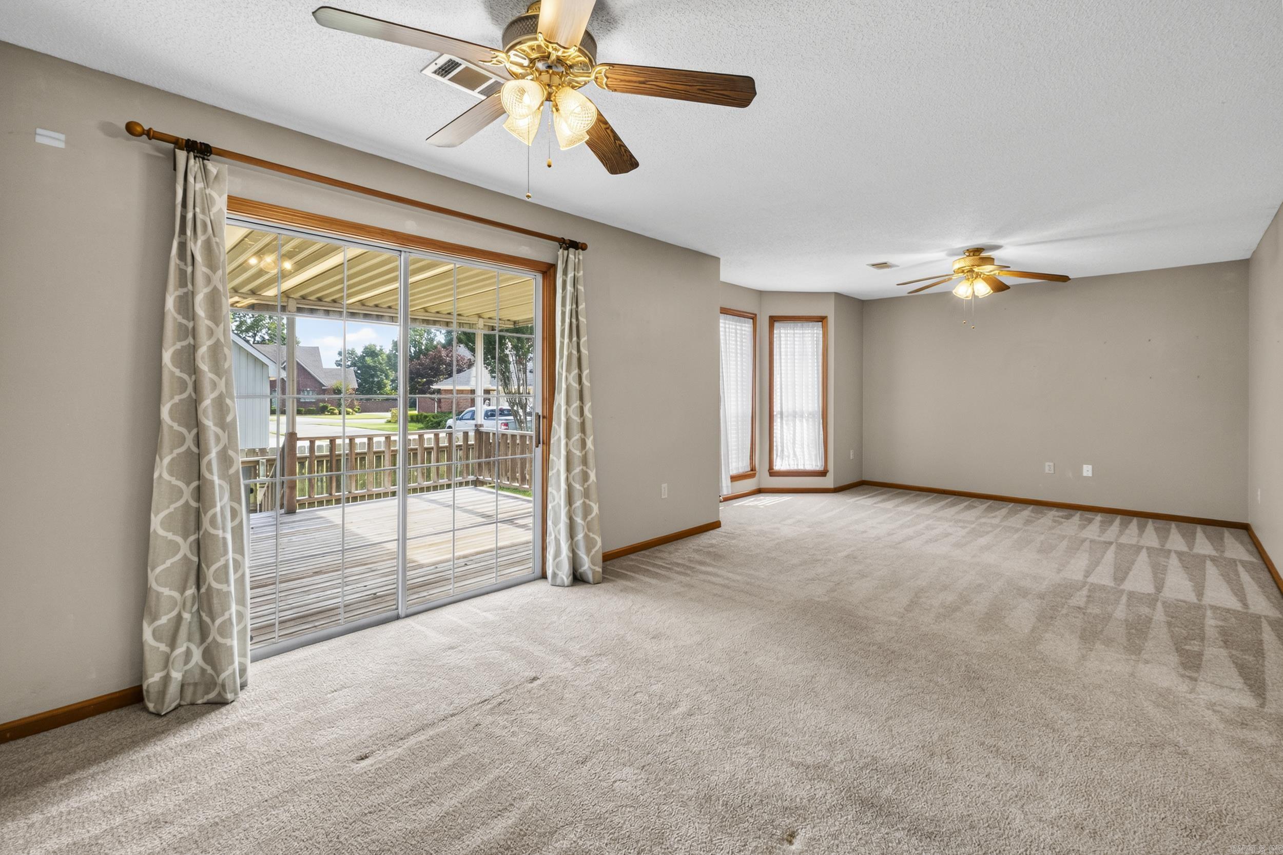 RIVER OAKS COMMONS - Residential