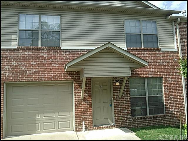 *LITTLE ROCK-SIGNATURE COVE-OFF CHENAL* CONVENIENTLY LOCATED NEAR ALL SHOPPING IN CHENAL AREA!! This Modernized 3 Bedroom And 2.5 Bathroom Townhome Features 1,500 Sqft! Also Includes Newer Shaker Cabinets, Newer Luxury Plank Flooring, Stainless Steel Appliances, And Granite Countertops! LED Lighting! Washer And Dryer Provided! 1 Car Garage For Parking! Decorative Fireplace Only, Not Intended For Tenant Use. SMALL PET FRIENDLY!! AVAILABLE NOW!!! <a href='https://raineyrealty.com/virtualtour.php?r=Rncspw'> Click here for a 360° Virtual Tour</a>