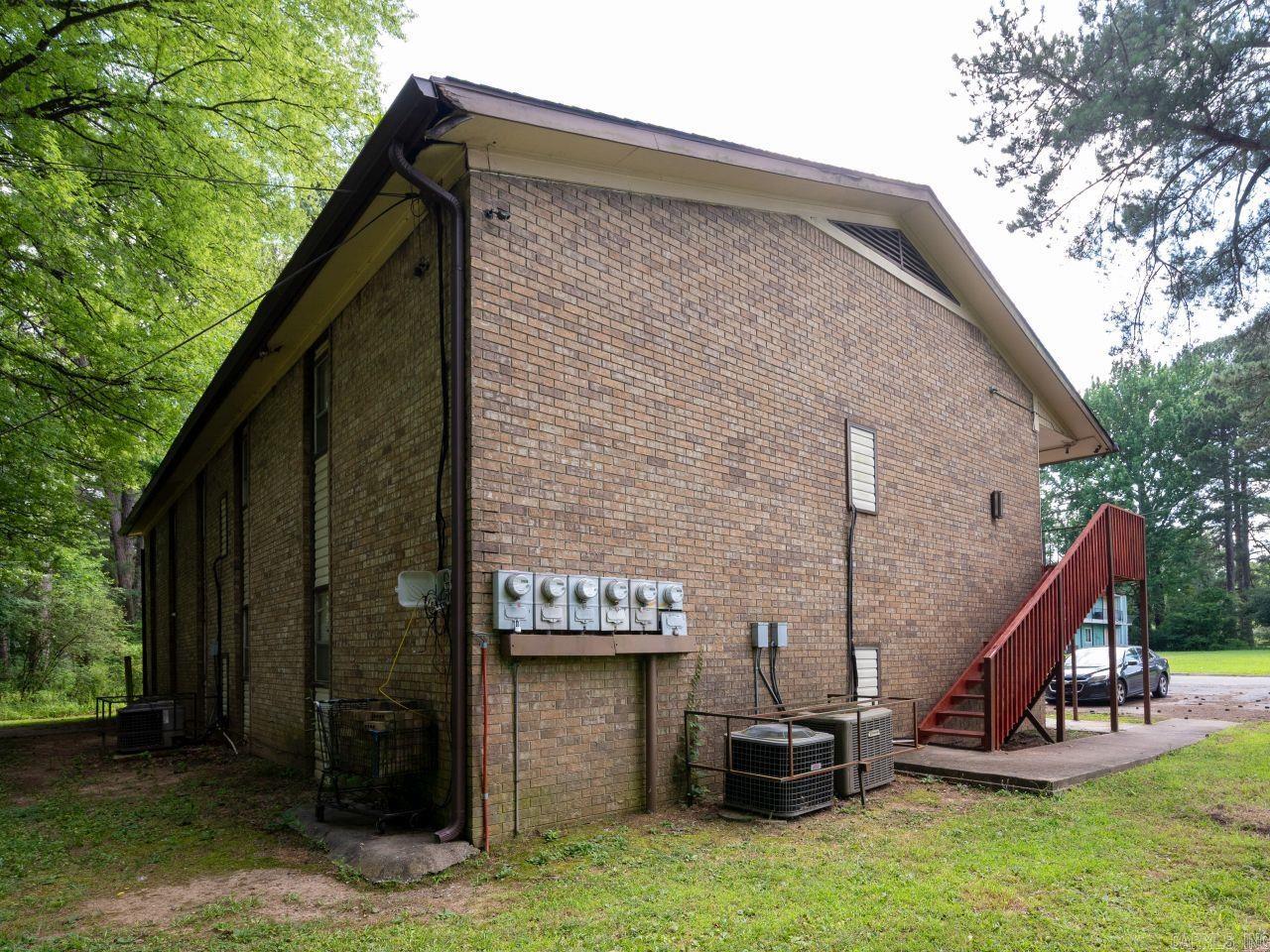 6 Unit Multi family property located on a quiet cul-de-sac in Little Rock. Features a mix of 1, 2, and 3-bedroom units, over 5,100 SF, updated HVAC systems, newer roof, and numerous interior updates. Great opportunity for investors seeking cash flow and long-term appreciation.