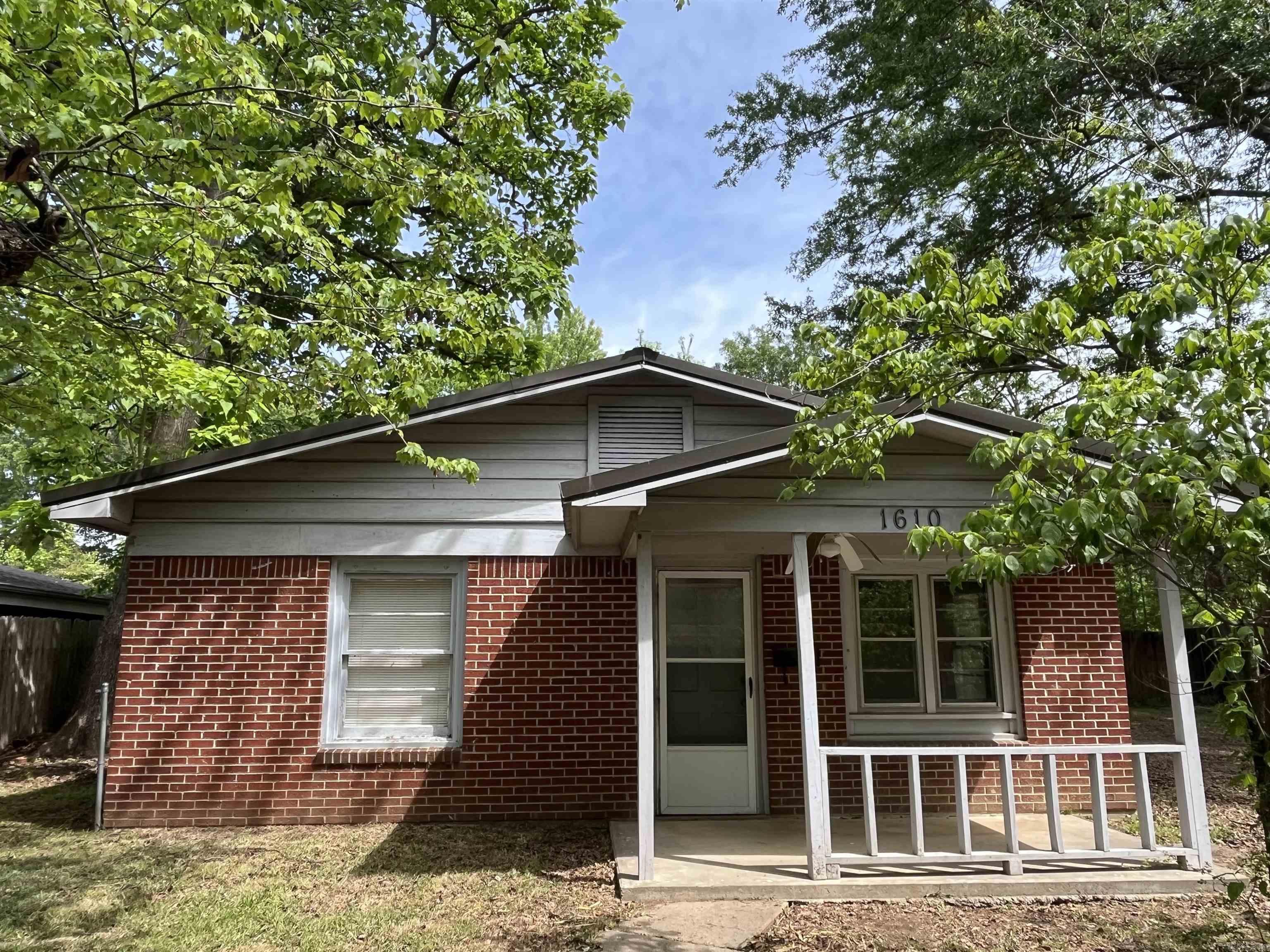 Located inside the Conway city limit features this one story brick home. Home has a nice detached garage attached to a workshop. the close proximity to Hendrix College is a nice bonus. Call today for details. log onto www.homepath.fanniemae.com to submit offer and additional information. The seller must comply with HUD Guidelines 24 CRF 206.125 and property is sold "AS IS".