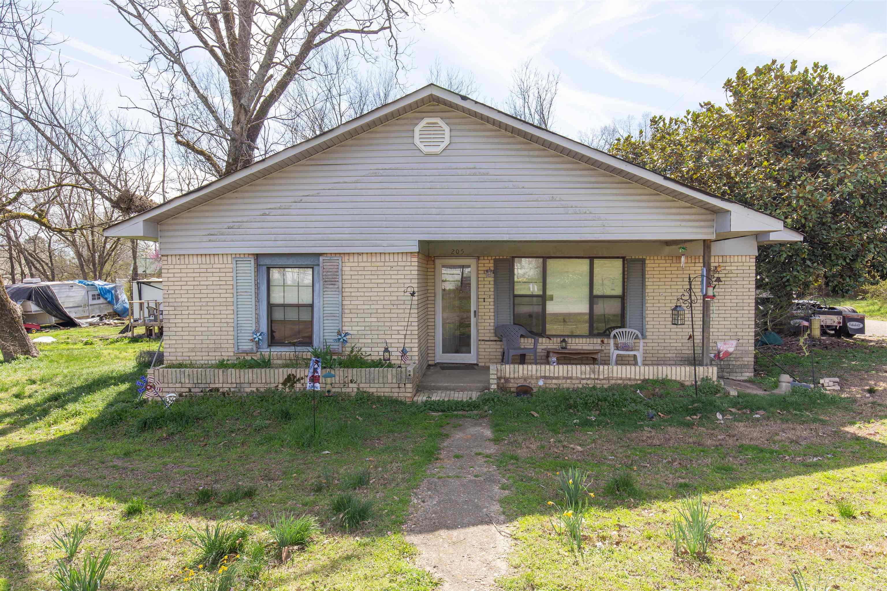 Hello Investors! This is a great opportunity to purchase a fixer-upper that is spacious, with 4 bedrooms and 2 bathrooms.  This home includes 1959 sq ft, and with some TLC has potential!  This property is located in the Glen Rose School District.  The HVAC is 6 years old and the hot water tank is 12 years old. PROPERTY IS SOLD "AS IS."  Second bathroom has the water shut off to it.  Cash or conventional financing only.  AGENTS PLEASE REVIEW REMARKS