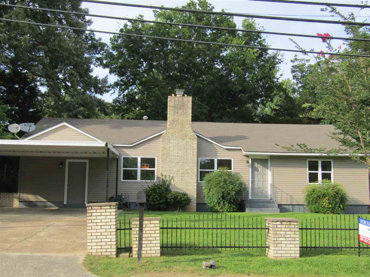 Too cute to pass up! Remodeled 2 bedroom, 1 bath house with bonus room. This home includes a 2 car carport, large yard and a storage building, new kitchen cabinets, new flooring, new paint, nice fireplace and much more. Move in ready!