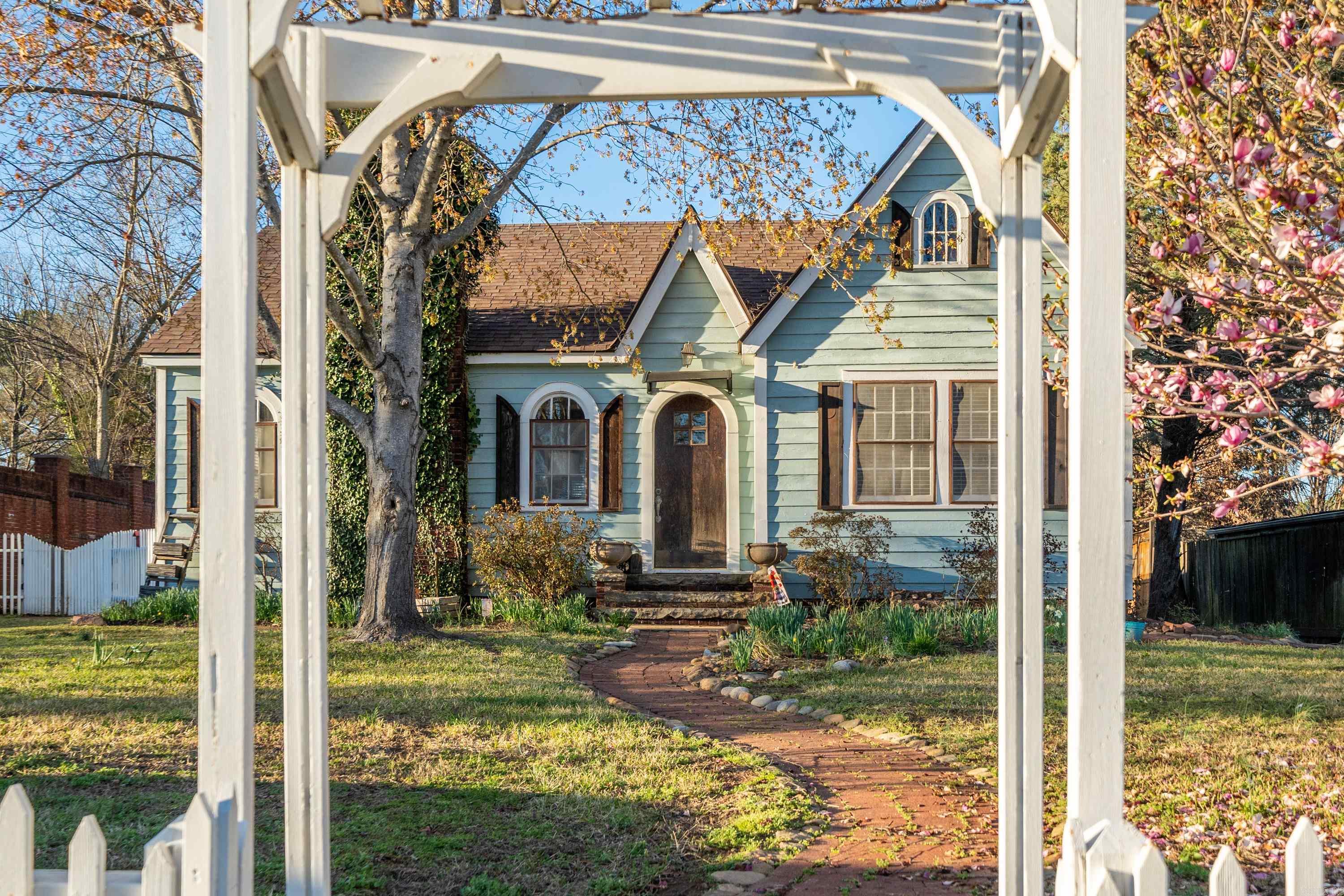 LEO R THOMPSON - Residential
