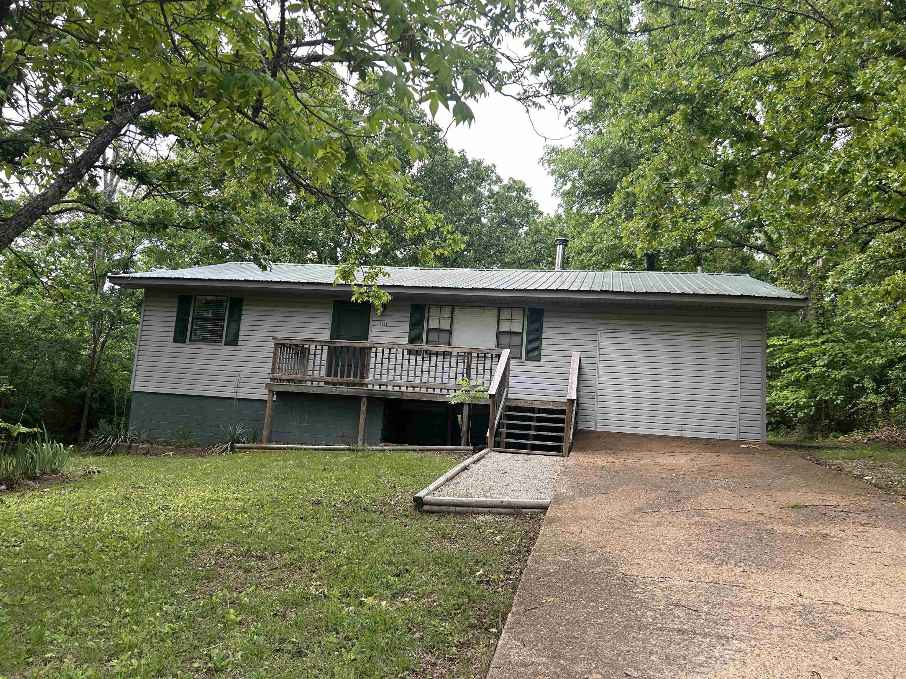 3 Bedroom 2.5 bath home sets on a private and quiet lot in Horseshoe Bend, AR. Only house on that end of the road.  Nice and quiet. Vinyl siding and metal roof.  New deck and updated septic. Large living room with a flue if you wanted a wood stove. Master apart from other bedrooms. Large crawl for extra storage. Freshly painted on inside and appliances convey. Minutes to Crown Lake and Turkey Mt Golf Course. Quiet living in Horseshoe Bend, AR