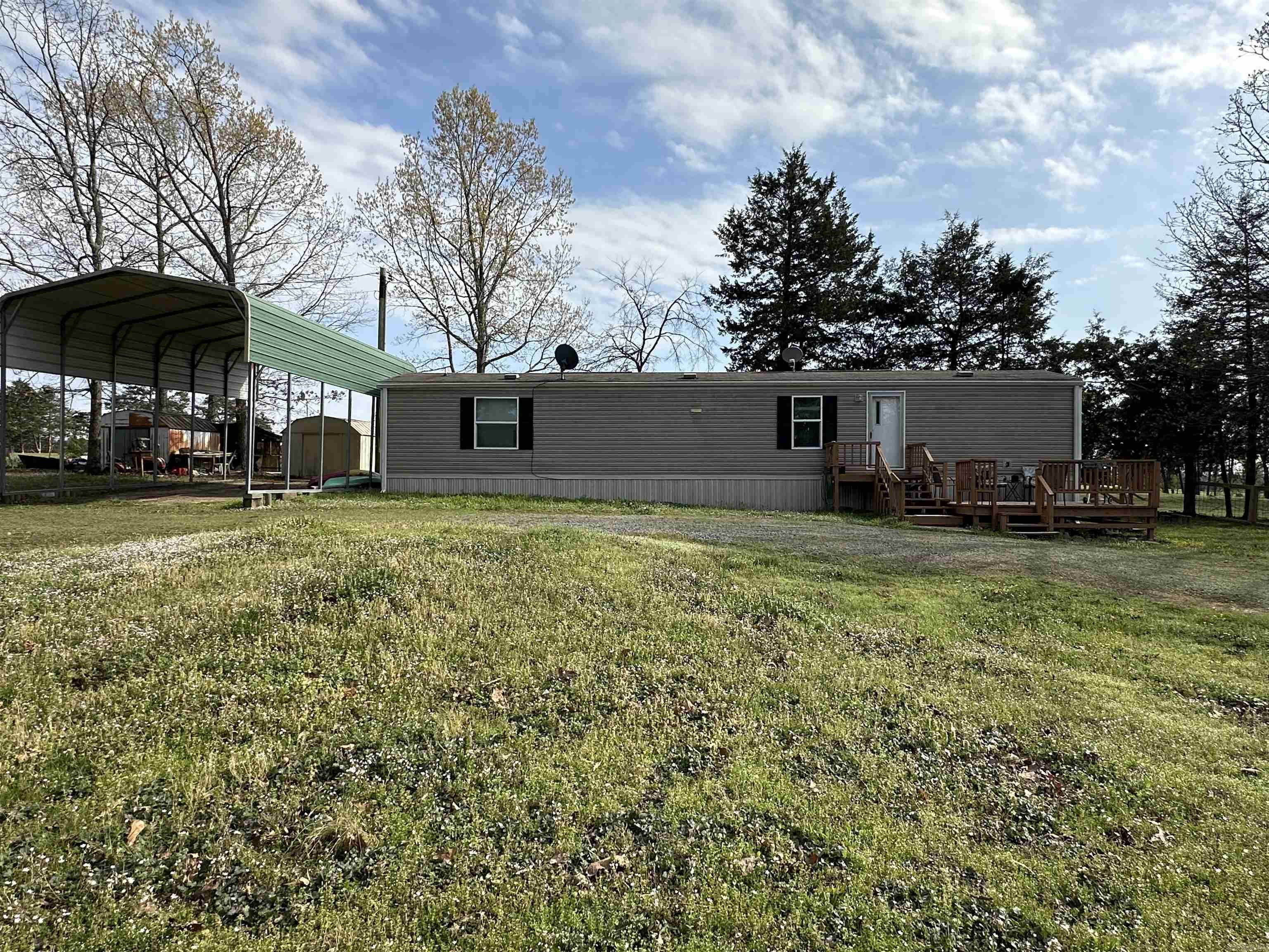 NICE MOBILE HOME IN THE CITY WITH COUNTRY LIVING  READY TO MOVE IN FULLY FURNISHED.. ALL YOU NEED IS FOOD AND CLOTHES  MOBILE HOME SEE AGENT REMARKS