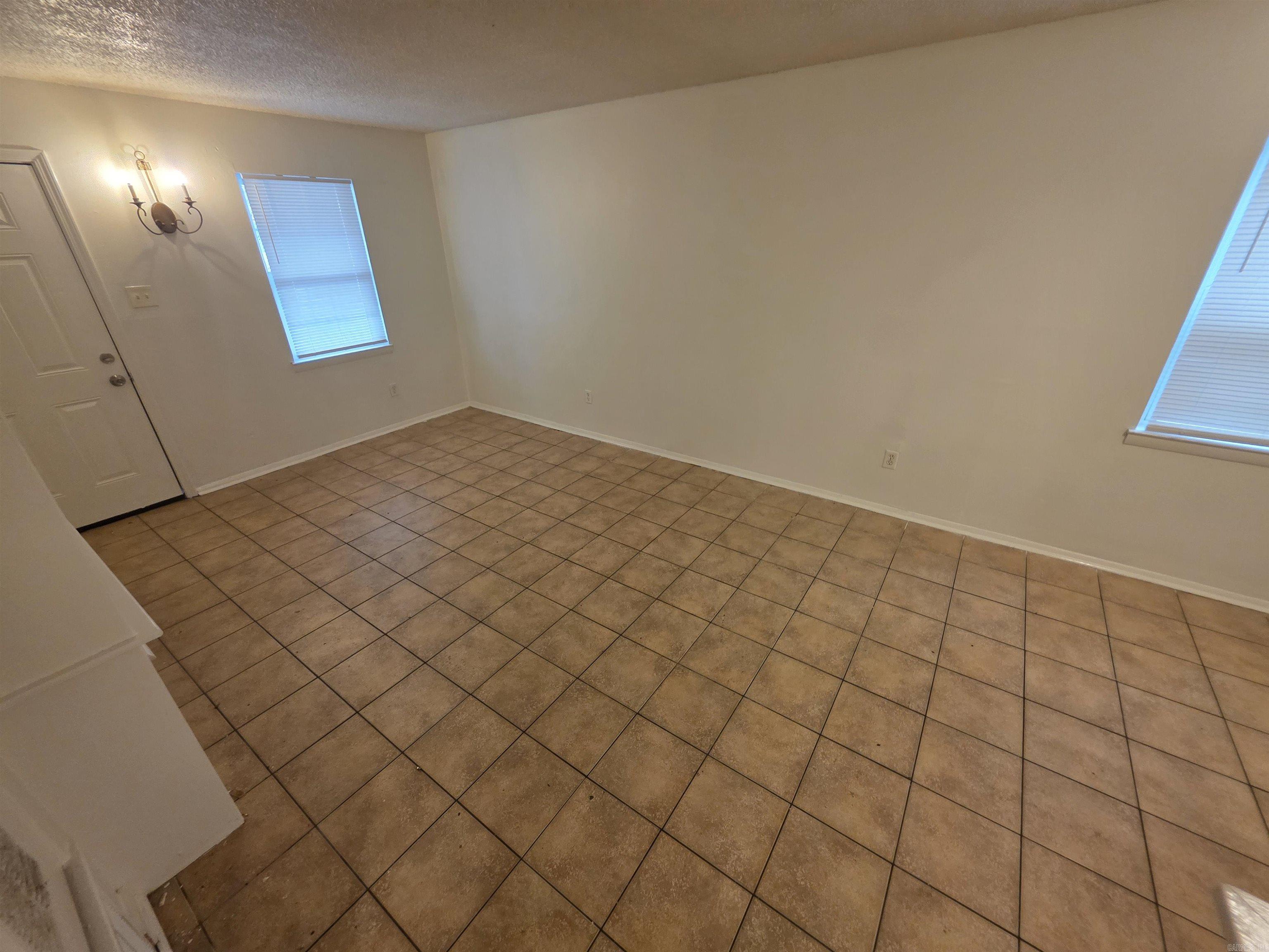 MOVE IN SPECIAL! FIRST MONTH’S RENT FREE! Cute 2BD/1BA located in Benton that is waiting for you to call home. Living room open to dining area perfect for enjoying time with family or friends. Vinyl flooring throughout. Washer/Dryer included but maintenance is tenants responsibility. Walking distance to Tyndall Park and Benton Middle and High school campuses. Close to shopping, dining, and much more minutes away in the Benton square! This property is managed by Hoffman Team so beware of scammers - we will never ask you to Cashapp us money. The lease for this property is for 18 months to 2 years with a 3% increase after the first year. Income must be 3x the amount of rent per month unless you have a housing voucher. Deposit, first month’s rent, and the $50 administration fee due before move in.  Visit our office or schedule online through our website, https://showmojo.com/l/0f8888b025