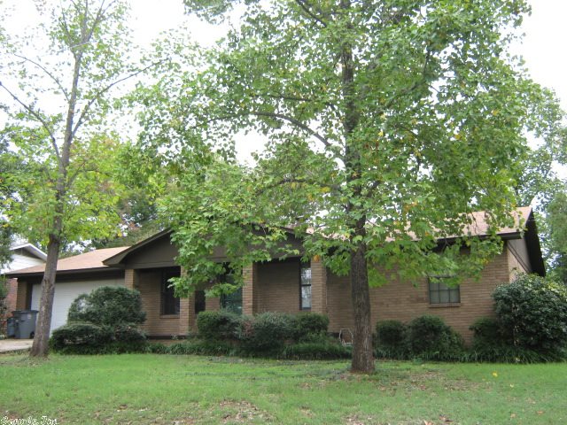 Nice 3 Bedroom Plus Study that Could be 4th Bedroom. All Rooms are Good Sized Including Exceptional Utility Room. Wonderful Fireplace For Warm and Cozy Winters.  Many Updates Throughout! Great Central Location.  Huge Fenced Backyard and Very Private Dead End Street.  Beautiful Pasture and Mountain Views. Carpet Allowance for Bedrooms or Will Install Carpet For You.  Owner Wants to Move This Property, So Priced to Sell.