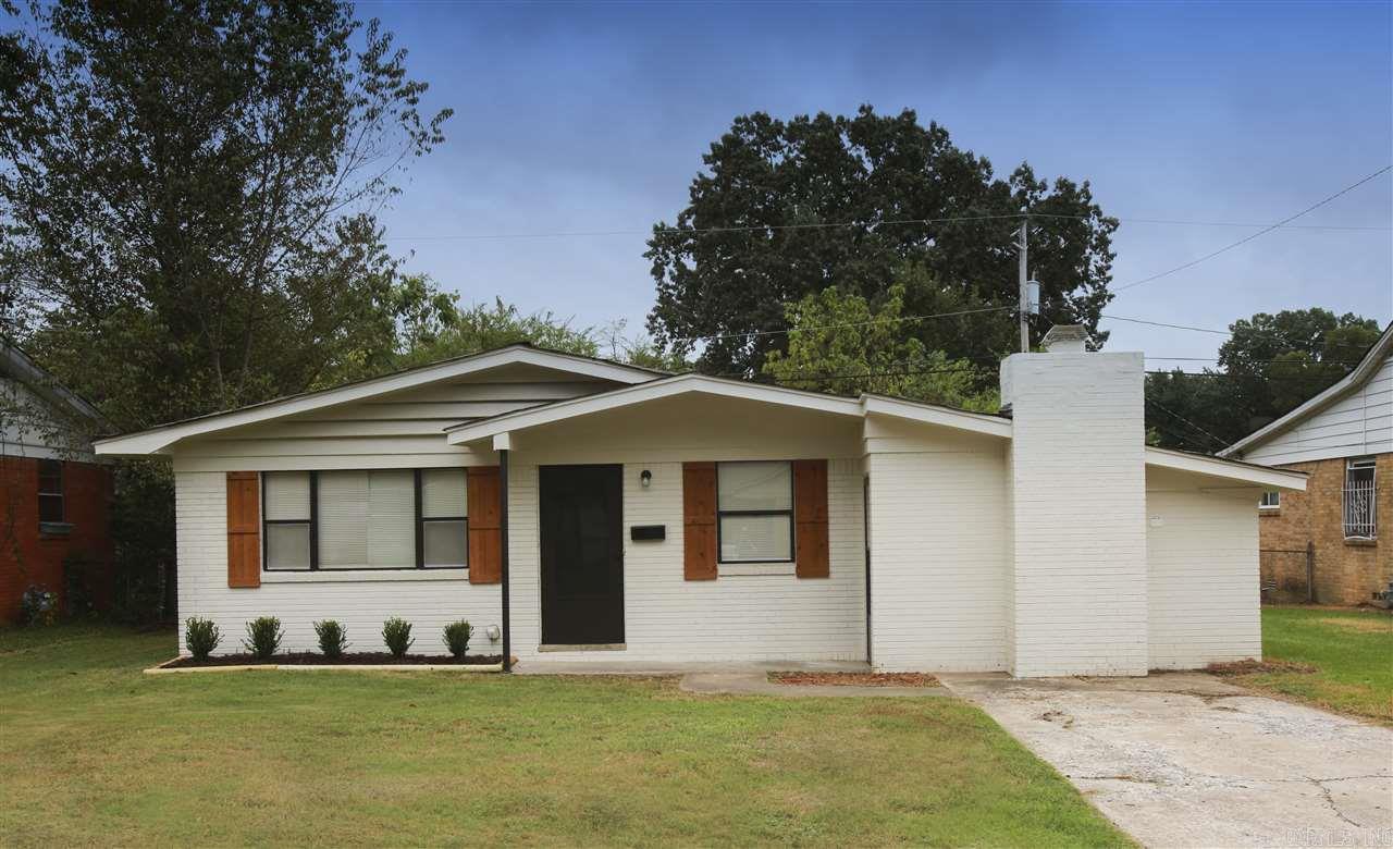 Come check out this newly renovated 3bd/1.5 in Little Rock /Ualr area . New tile flooring and new paint throughout the house. This house has lots of space and is very cozy. Big yard space ! Give us a call   Move in ready !