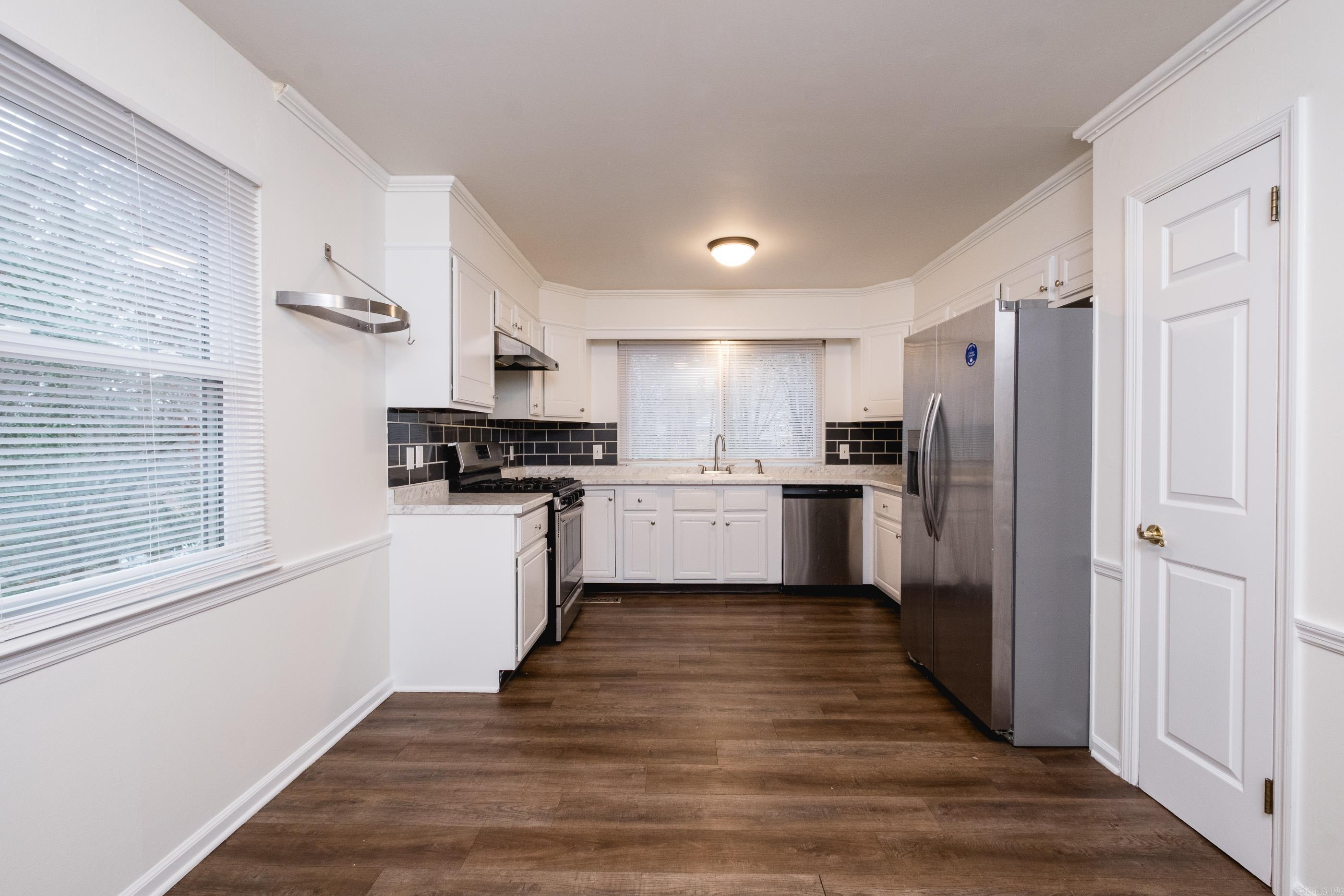 LEAWOOD MANOR - Residential