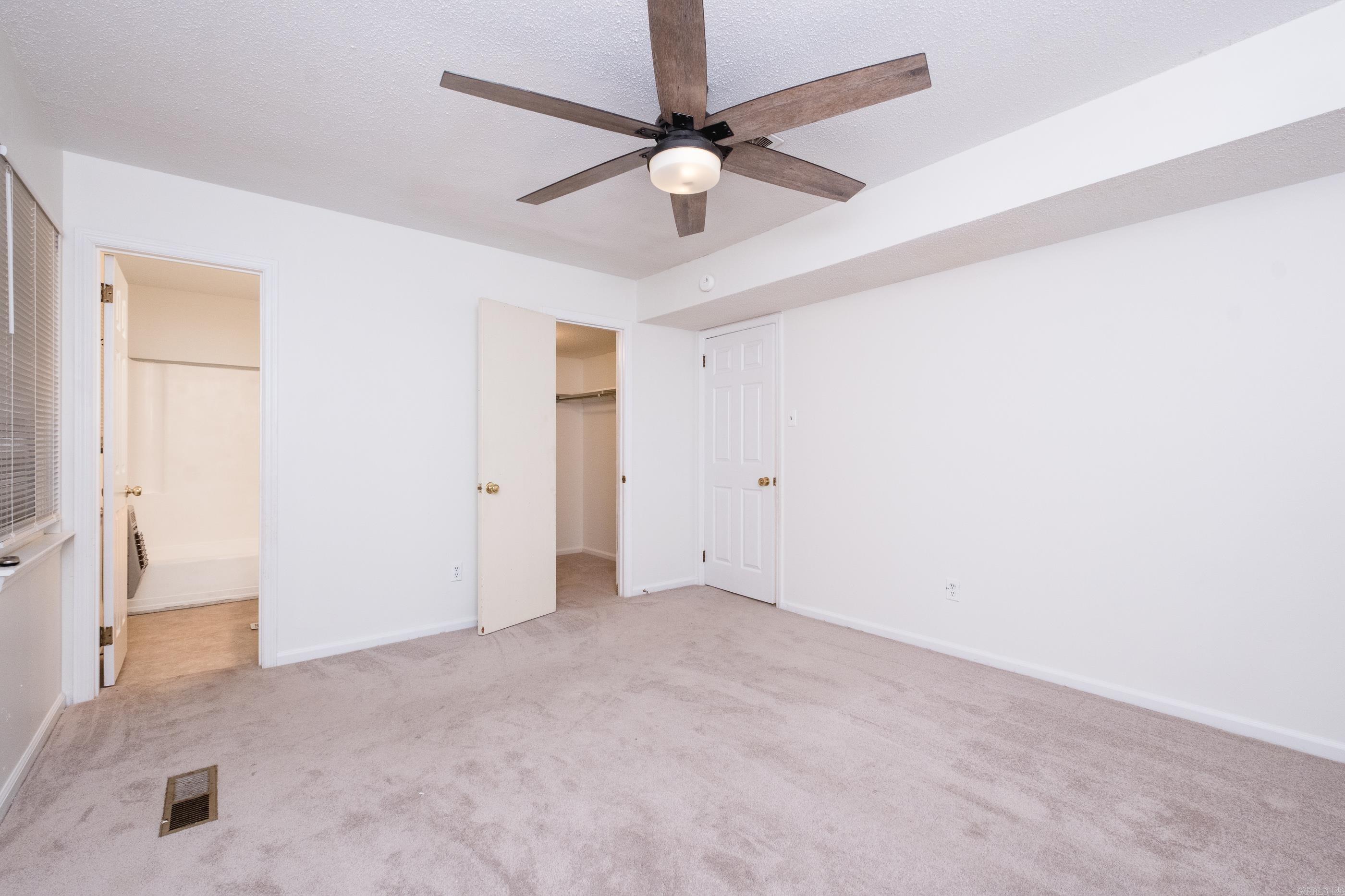 LEAWOOD MANOR - Residential