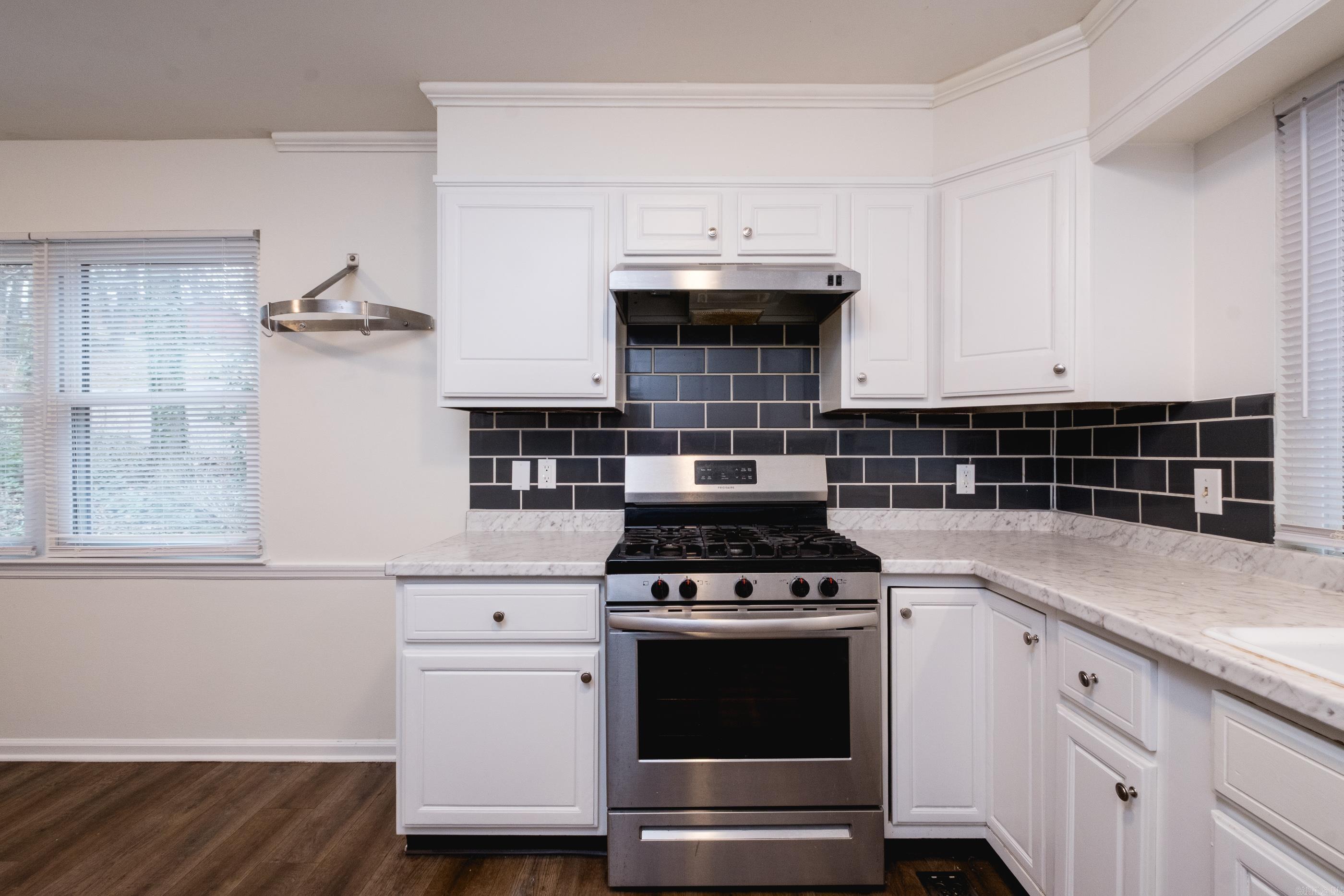 LEAWOOD MANOR - Residential