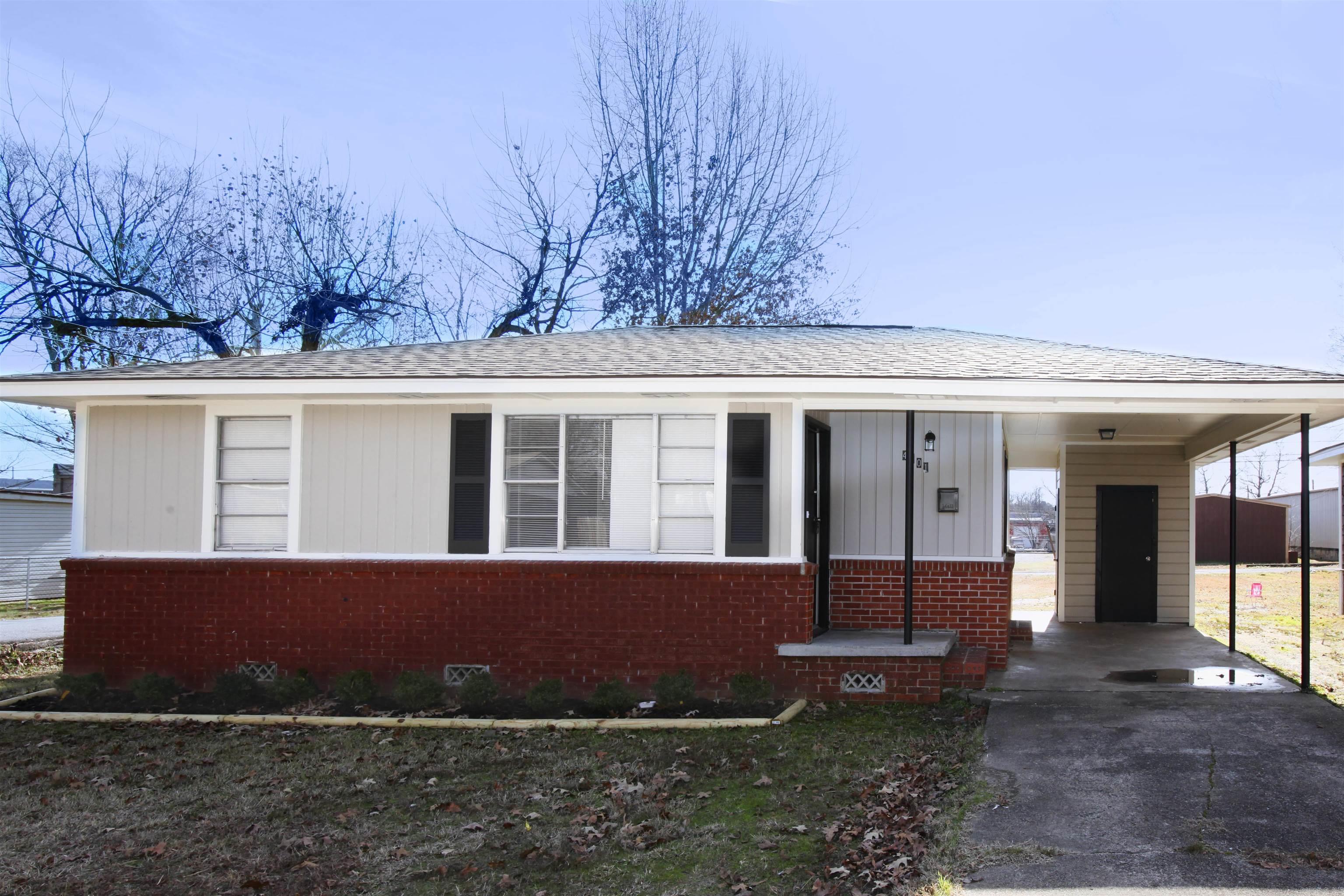 Cozy 2BR on a large corner lot in the Broadmoor neighborhood of Little Rock. Large window in the living room that let's in a lot of natural light. Eat-in-kitchen with beautiful hardwood cabinets. Bedrooms have carpet and modern lighting fixtures. This property is managed by Hoffman Team so beware of scammers - we will never ask you to Cashapp us money. The lease for this property is for 18 months to 2 years with a 3% increase after the first year. Income must be 3x the amount of rent per month unless you have a housing voucher. Deposit, first month’s rent, and the $50 administration fee due before move in.