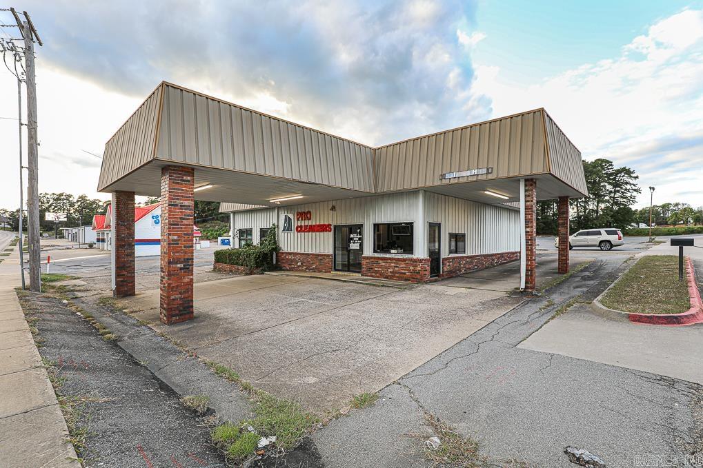 THIS PROPERTY WILL MAKE SOMEONE A GREAT SPACE FOR A BANK, RESTAURANT, OFFICE SPACE FOR INSURANCE ETC, GOOD VISIBILITY FROM THE ROAD.