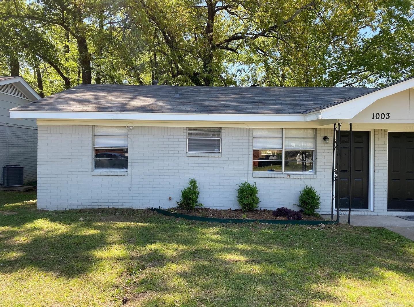 Cozy updated 2 bedroom, 1 bathroom Duplex for Rent.