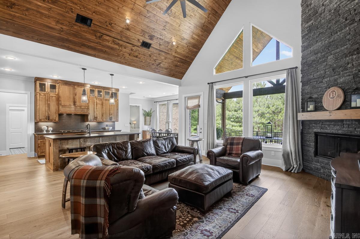 THE WOODS OF HURRICANE LAKE ESTA - Residential