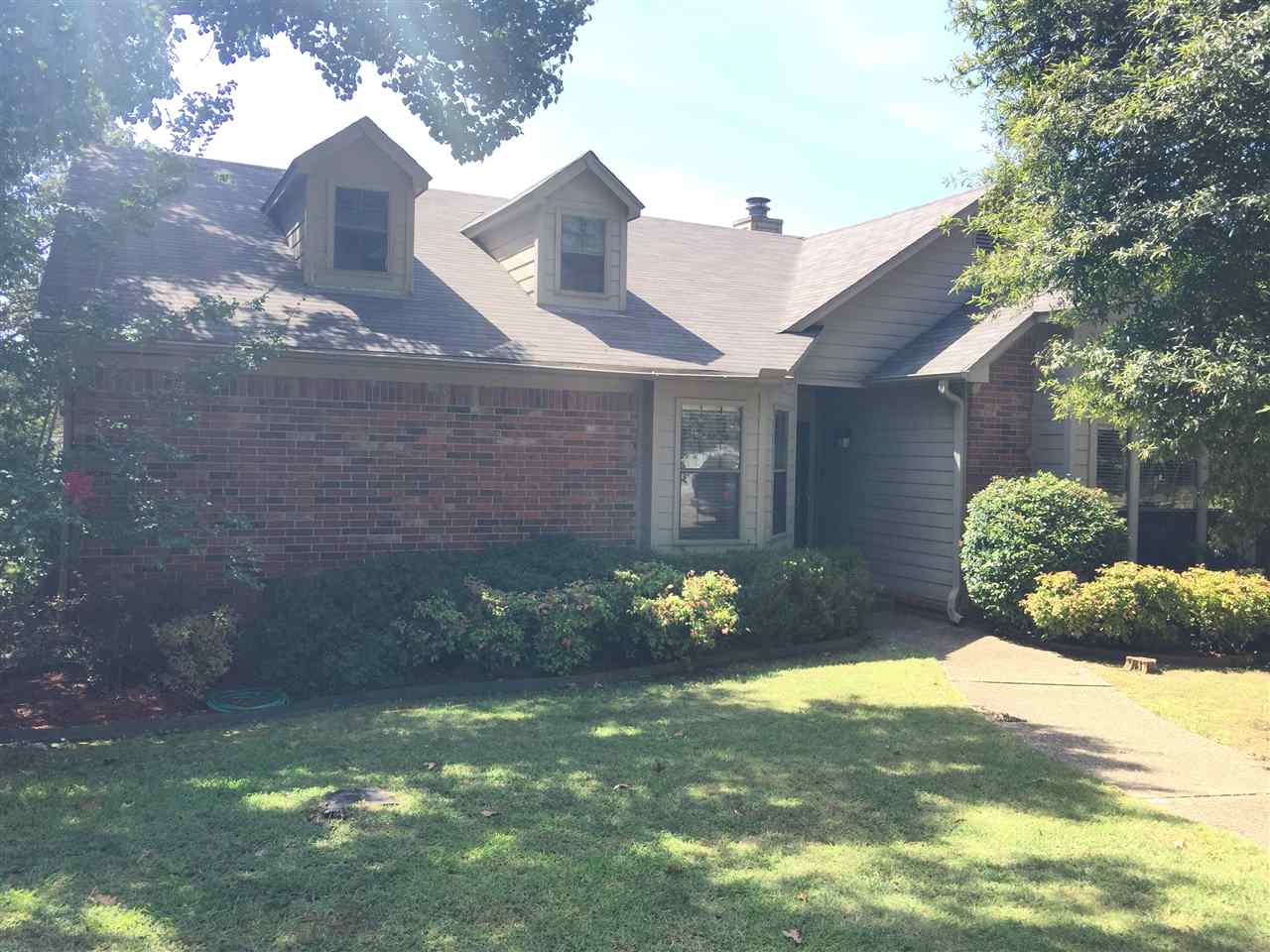 Beautiful updated Kitchen with granite counter tops. Hardwood and Tile floor in living room and Kitchen. Audio system installed in ceiling. Appliances are to stay with new buyer! New Roof and Paint!