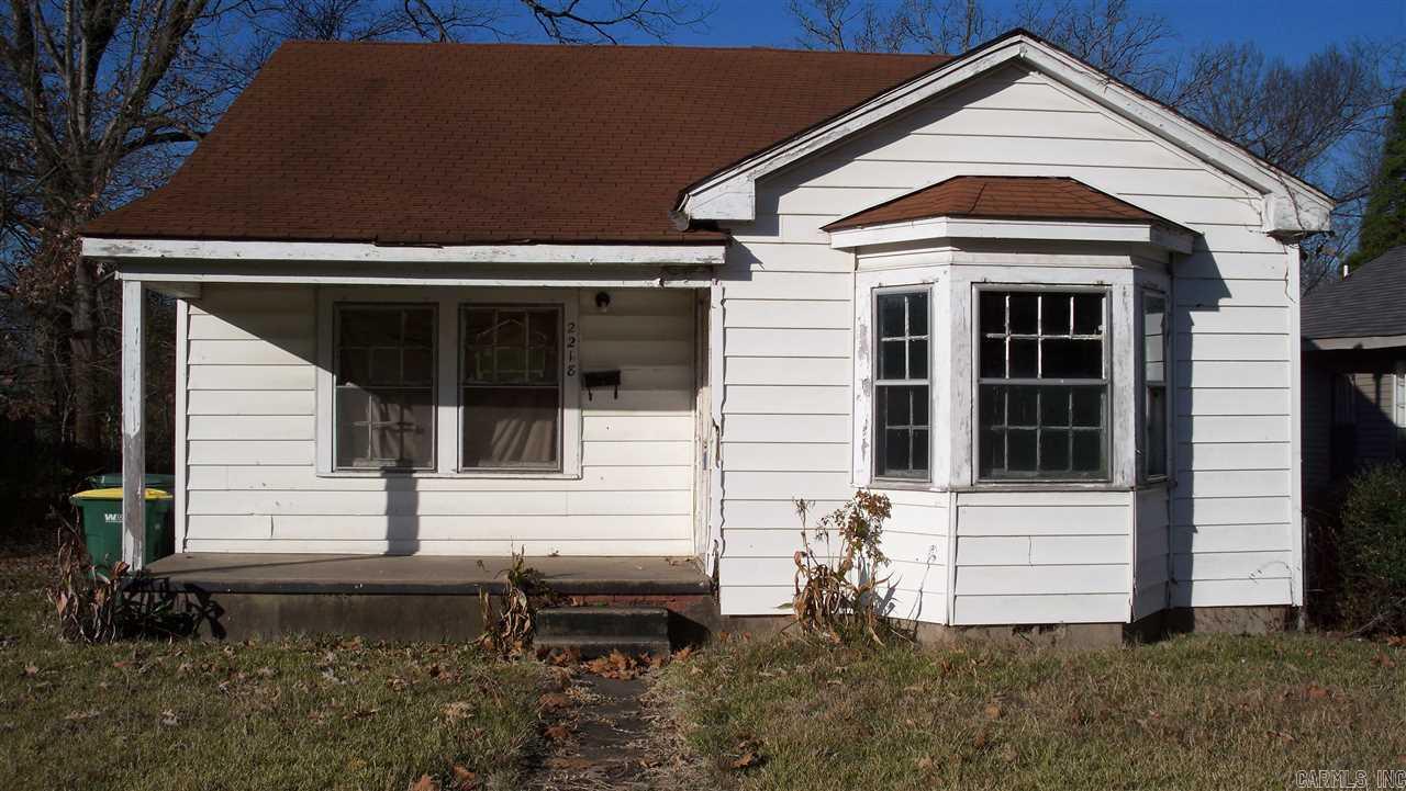 Property SOLD AS-IS, Great 2 Bedroom 1 Bath Floor plan. Perfect house for Investor or someone who wants a "Project".