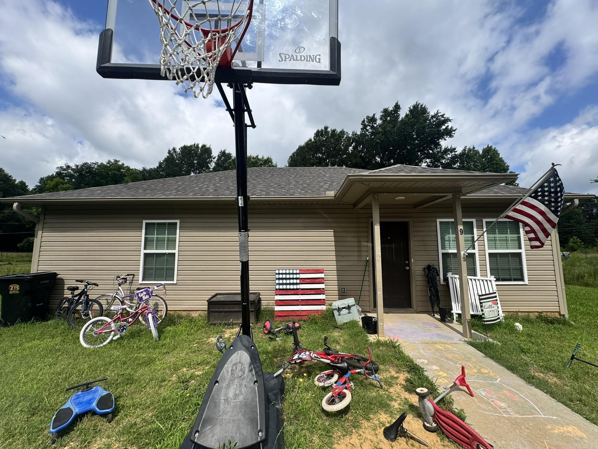 INVESTORS!! TENANT OCCUPIED!! What a great property to add to your portfolio. Great open floorplan, low maintenance, large kitchen, beautiful finishes and tons of storage.  ** See remarks **