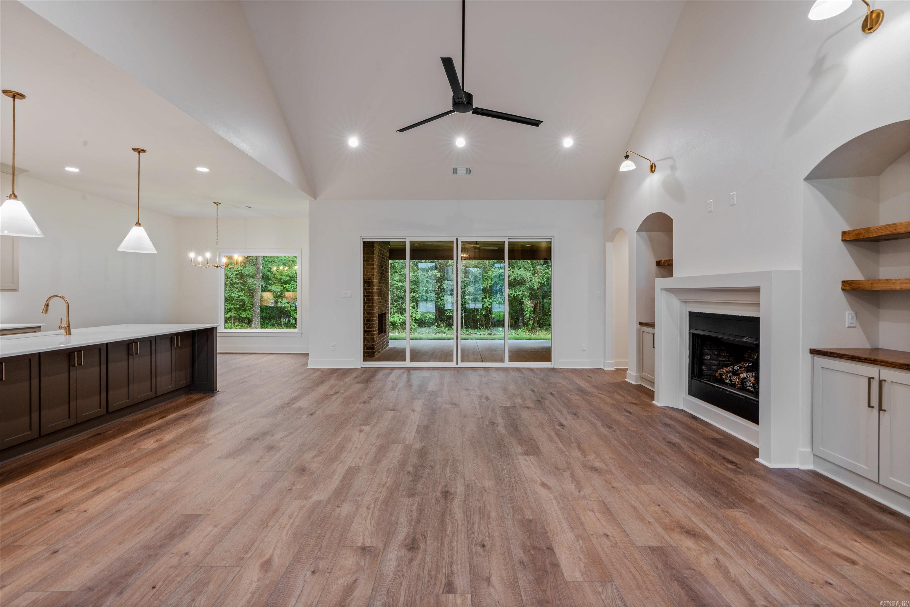AVILLA MANOR - Residential