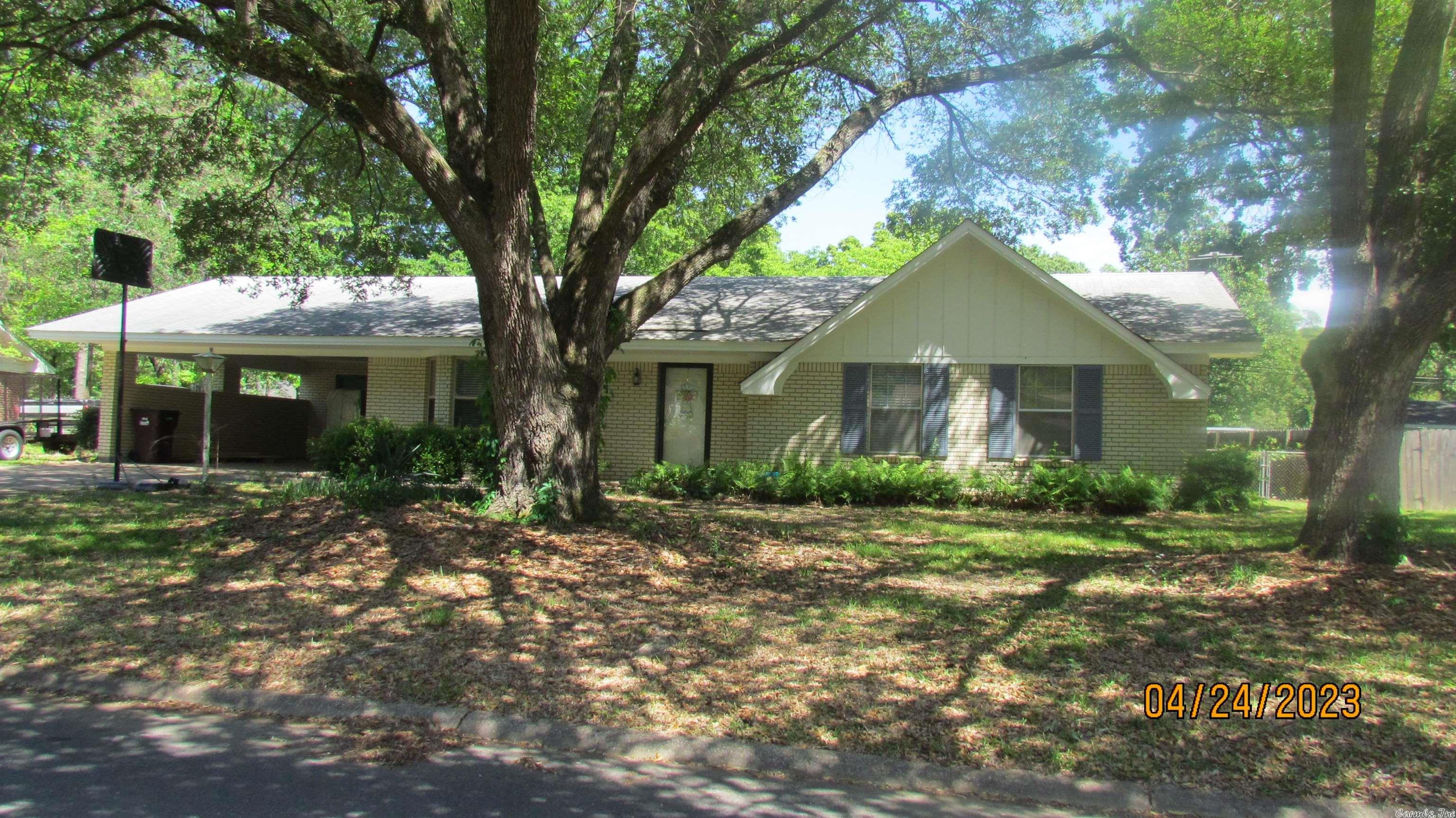 Parcel: #706-01492-000, Great Location in a great neighborhood, this lovely home is just waiting for you and your family.  Home features a lovely entry porch and entry hall, a large living/dining room with a bay window, a large den open to the kitchen which present owner is using for the dining room.  The kitchen is open to the large den with glass sliding doors exiting to the screened porch that is 14'X 25', great for entertaining.  Kitchen features new silestone counter tops with new double stainless steel sink and new fixtures, a breakfast bar, stainless steel dishwasher, wall oven, stove top and new wood vinyl flooring. A hall with wonderful built-ins leads to the three bedrooms, all with good size closets.  the hall bath features a bathtub, ceramic floors, some handicap features.  The large screened in porch leads to the nice fenced backyard with double gates for easy access to the backyard from the ally. The large laundry closet is located just off the den and the room coming in from the double carport that could be a mud room.  A shop is located in the backyard and a storage room is located off the carport.