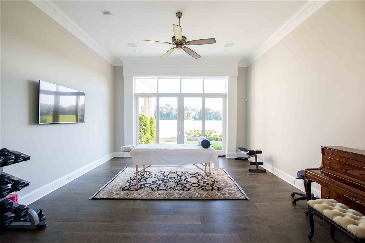 AMESLEY MANOR - Residential